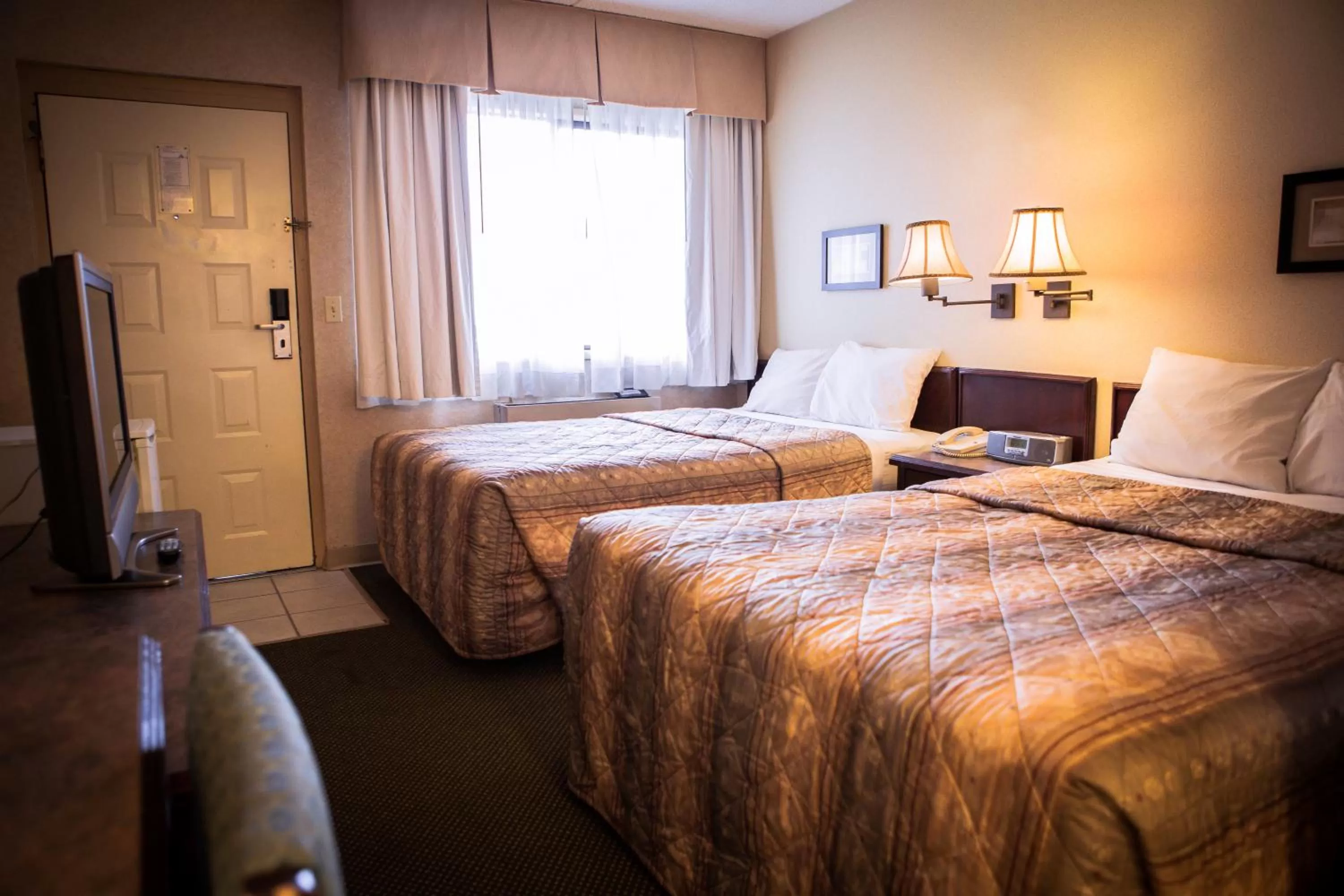 Photo of the whole room, Bed in Langley Hwy Hotel