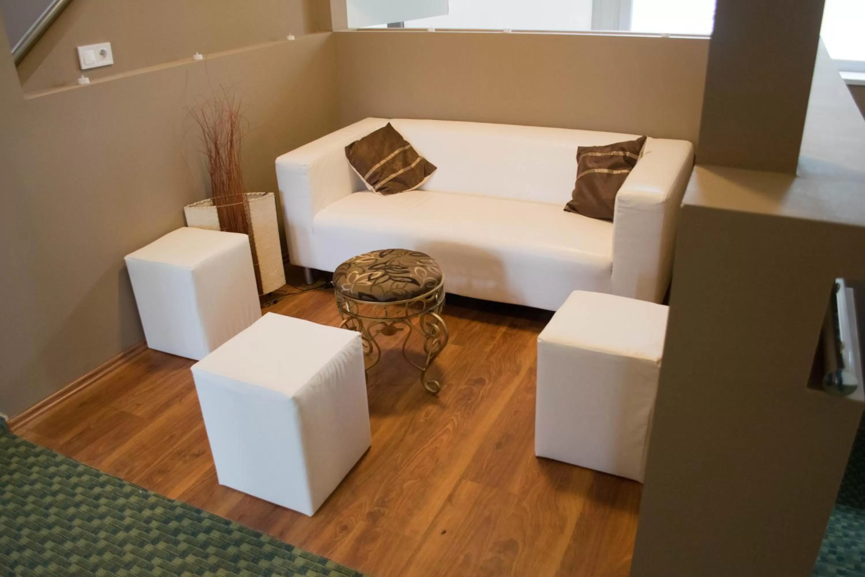 Communal lounge/ TV room, Seating Area in Petra Hotel