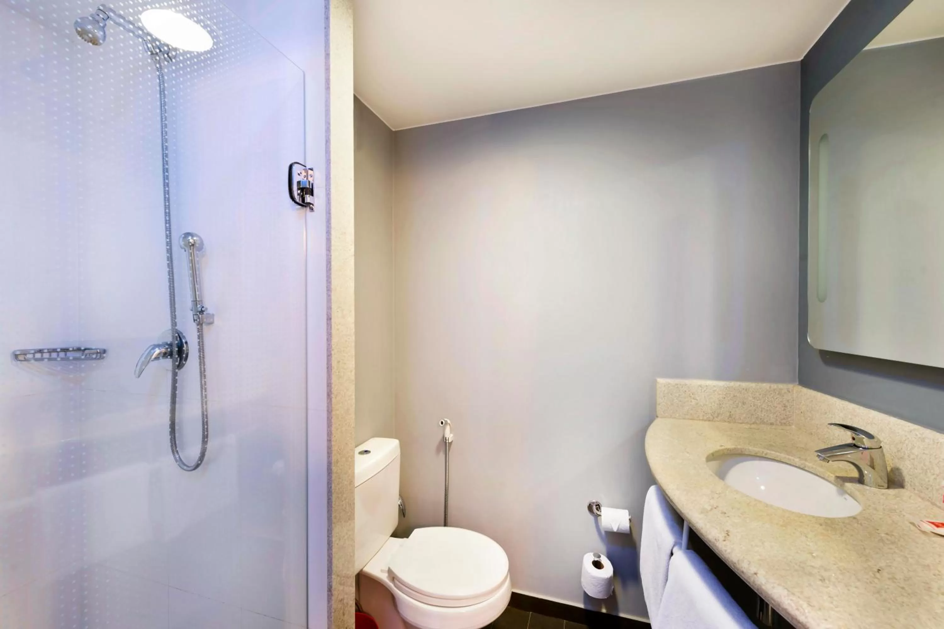 Bathroom in ibis Copacabana Posto 5