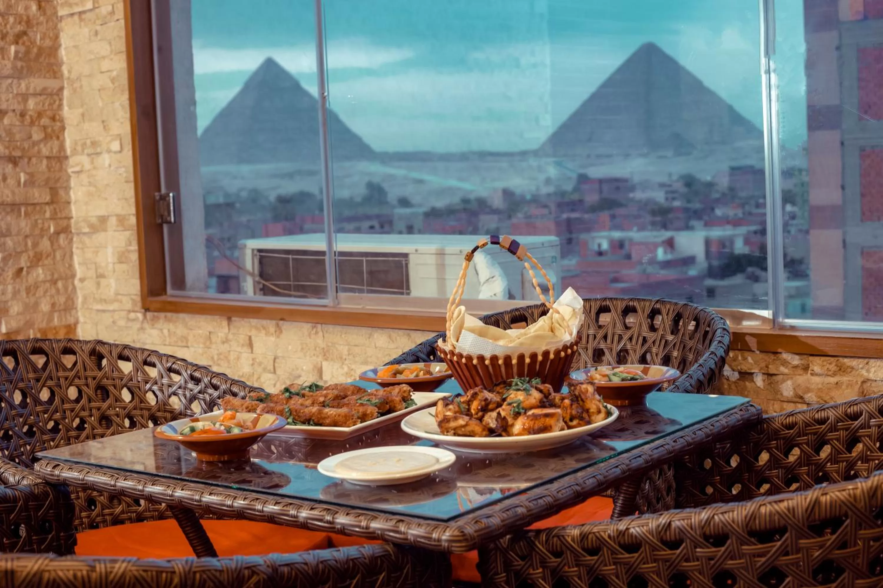 Lunch in Brothers Pyramids View Hotel