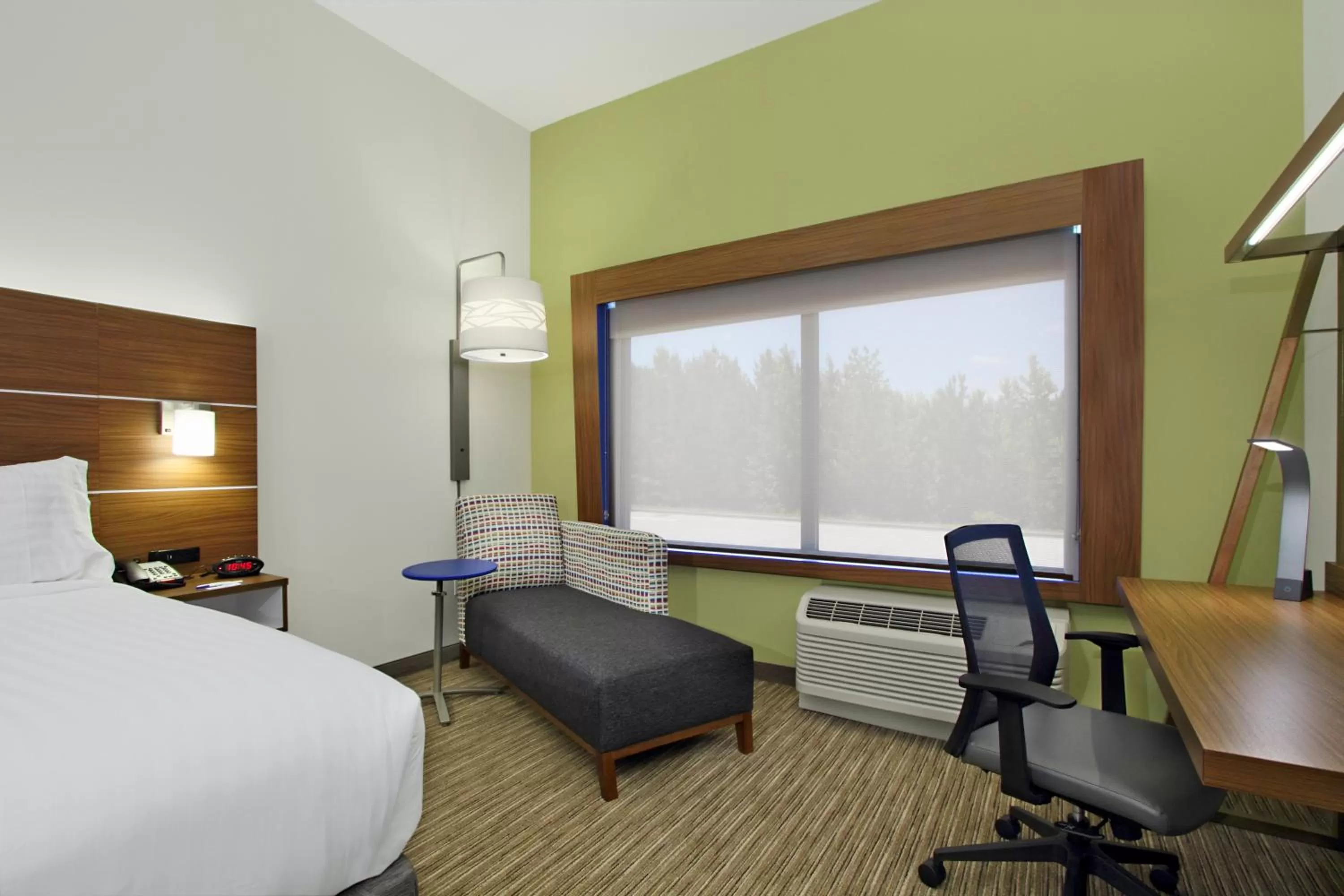 Photo of the whole room, Bed in Holiday Inn Express Jasper by IHG