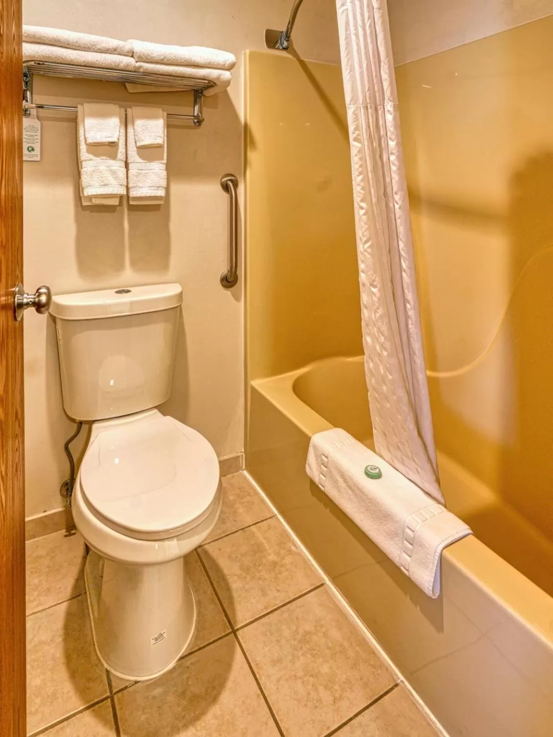 Bathroom in Yellowstone River Inn & Suites
