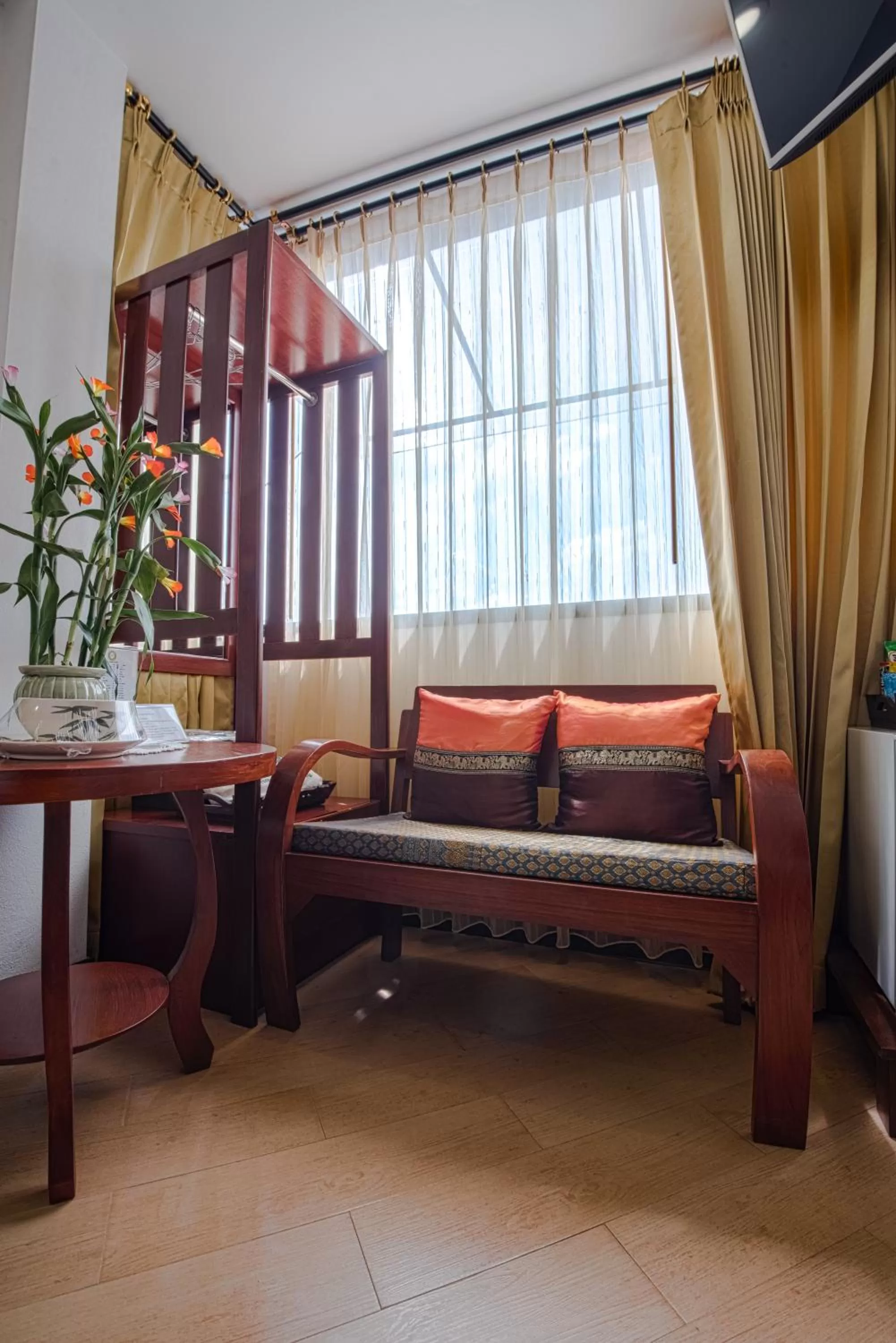 Seating area, Bed in Chedi Home