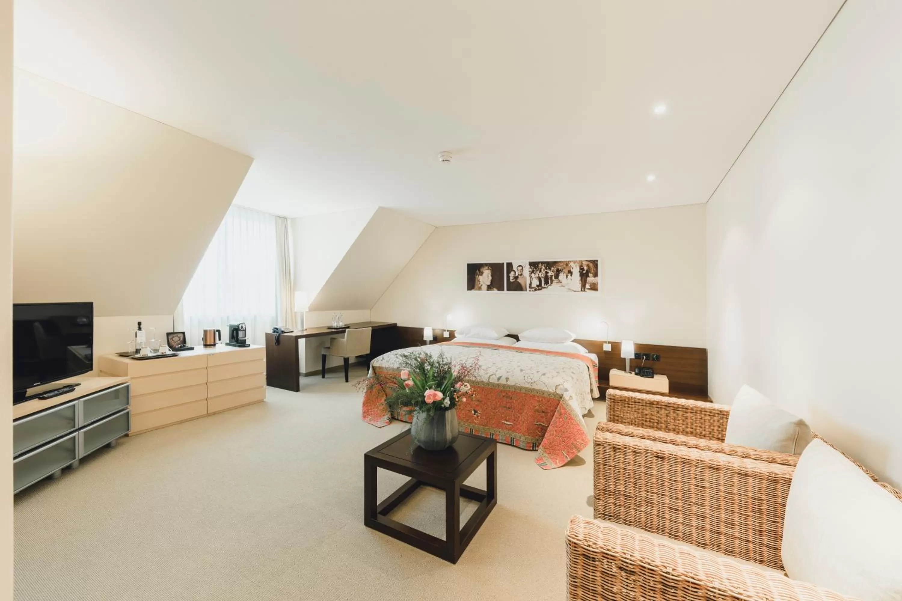 Photo of the whole room, Bed in Residence Hotel