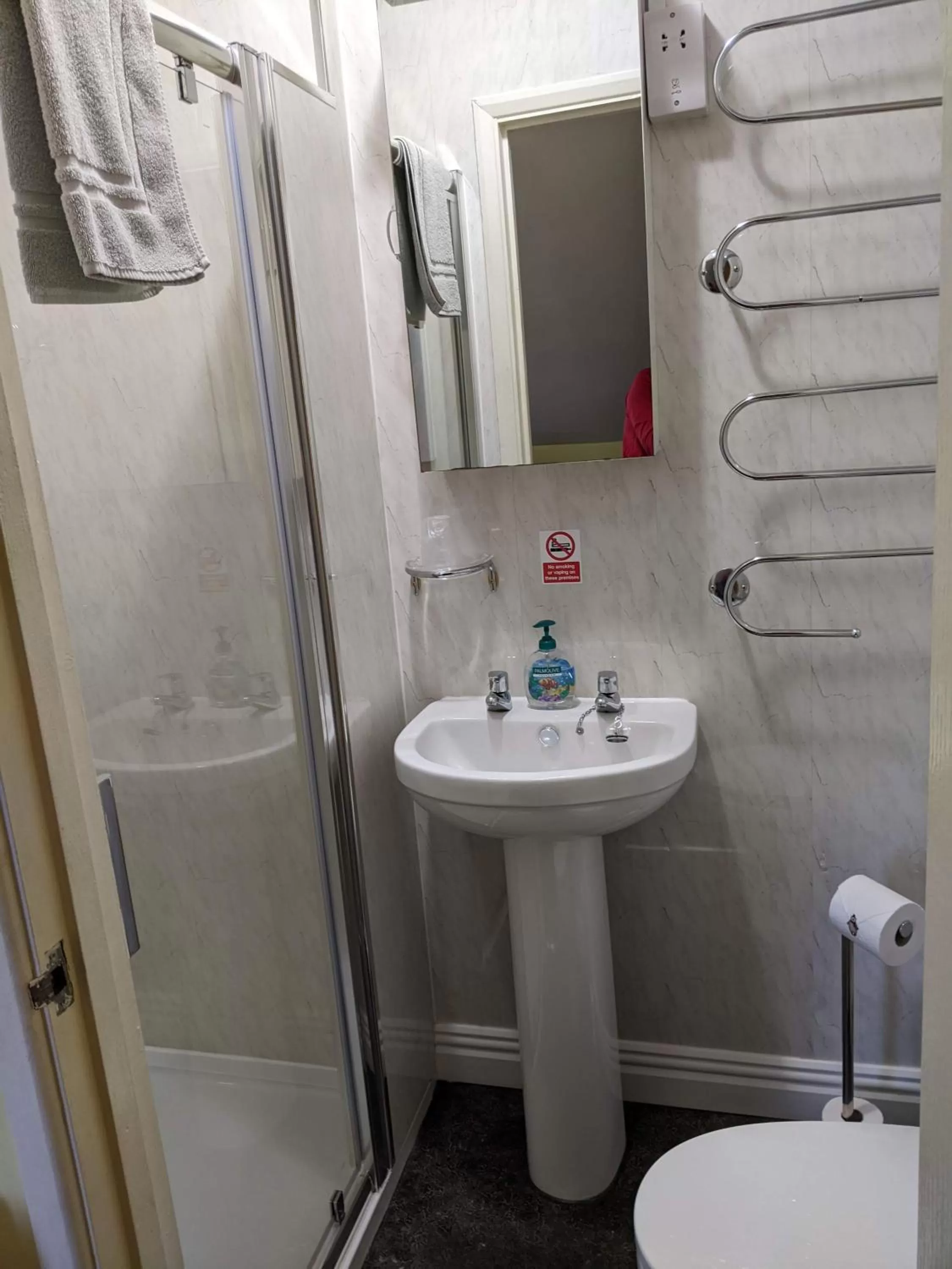 Kingswinford Guest House with Free Parking