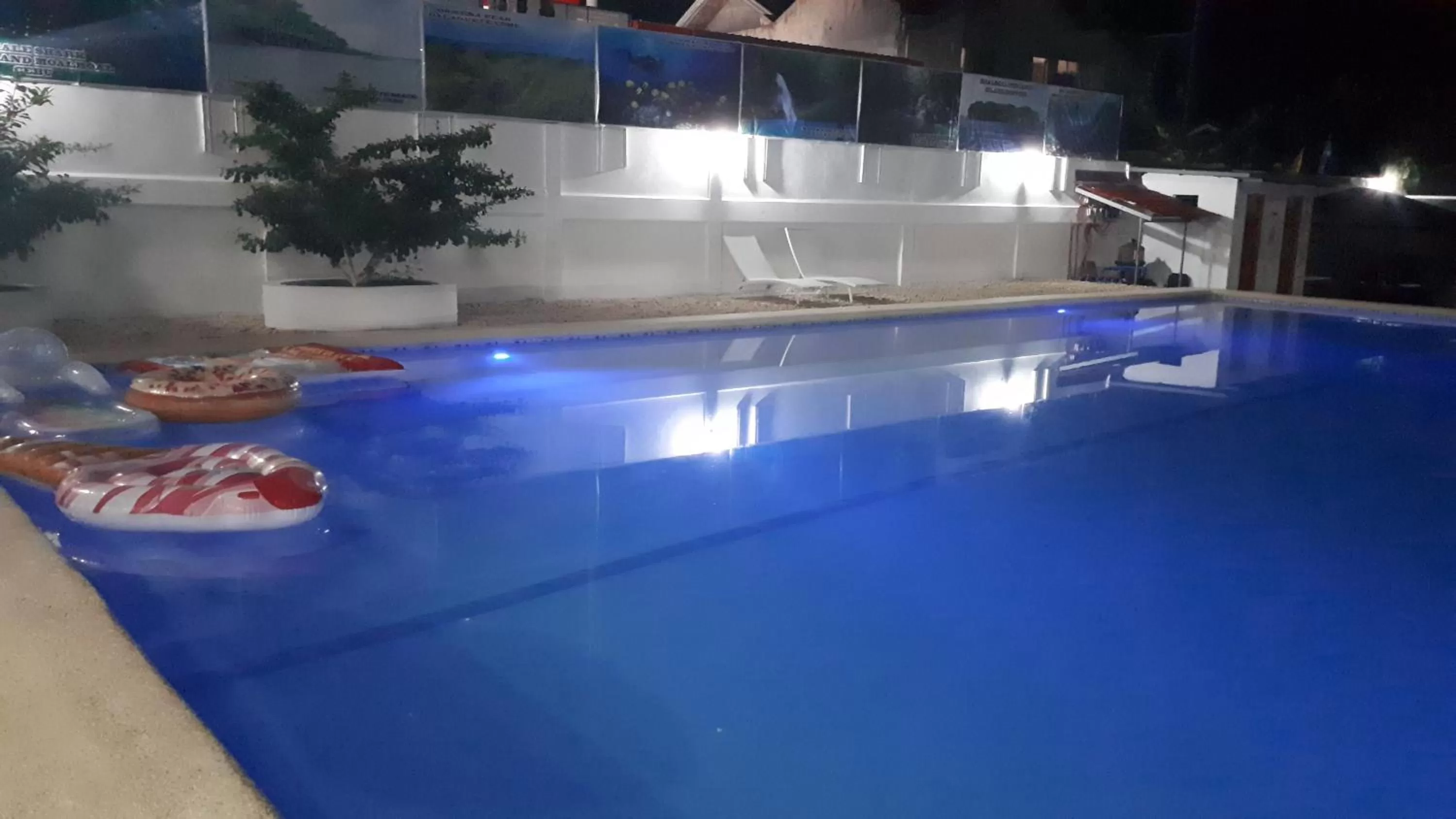 Swimming pool in Adams View Hotel