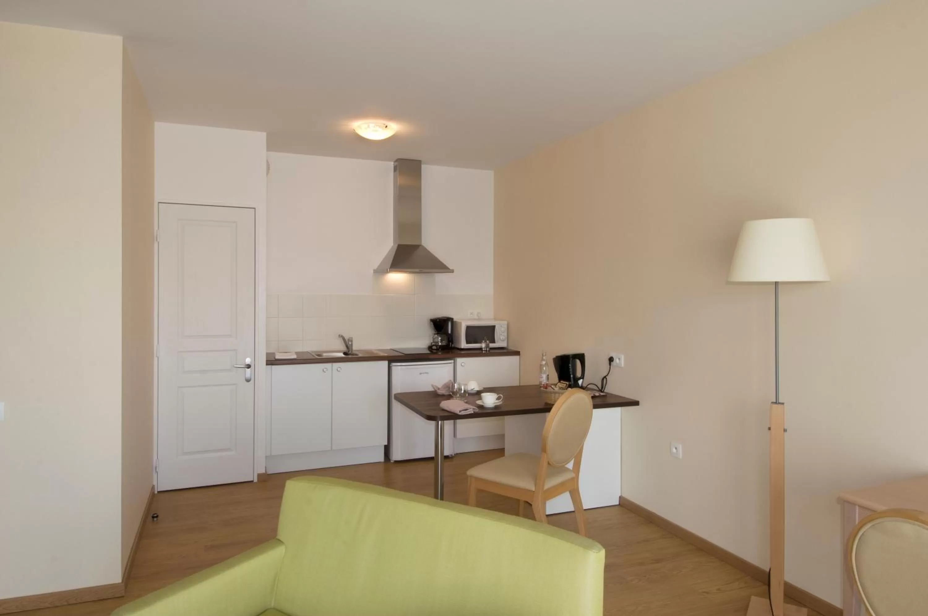 Kitchen or kitchenette, Kitchen/Kitchenette in Domitys Le Jardin des Lys