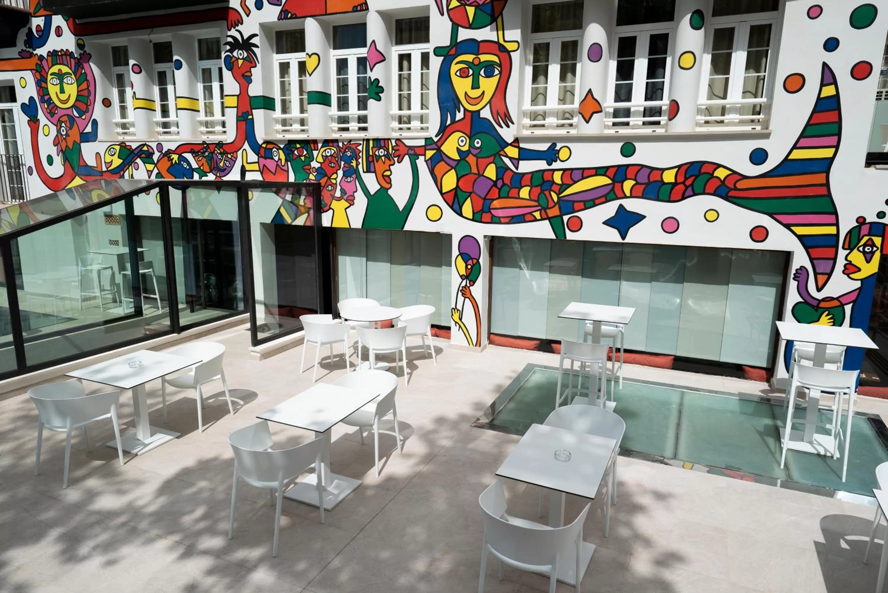 Restaurant/places to eat in Hotel Artmadams