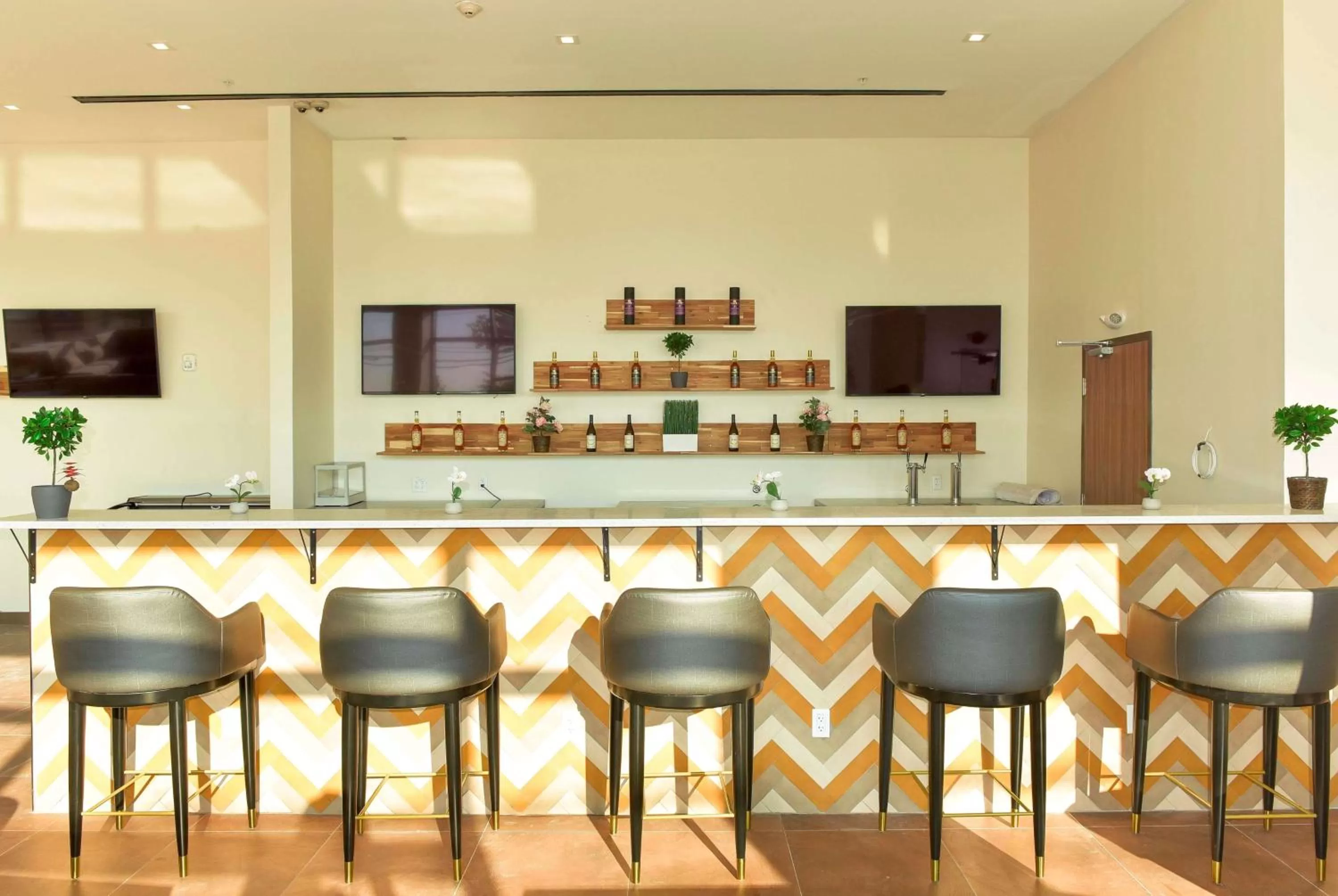 Lounge or bar in Wyndham Garden North Bergen - Secaucus