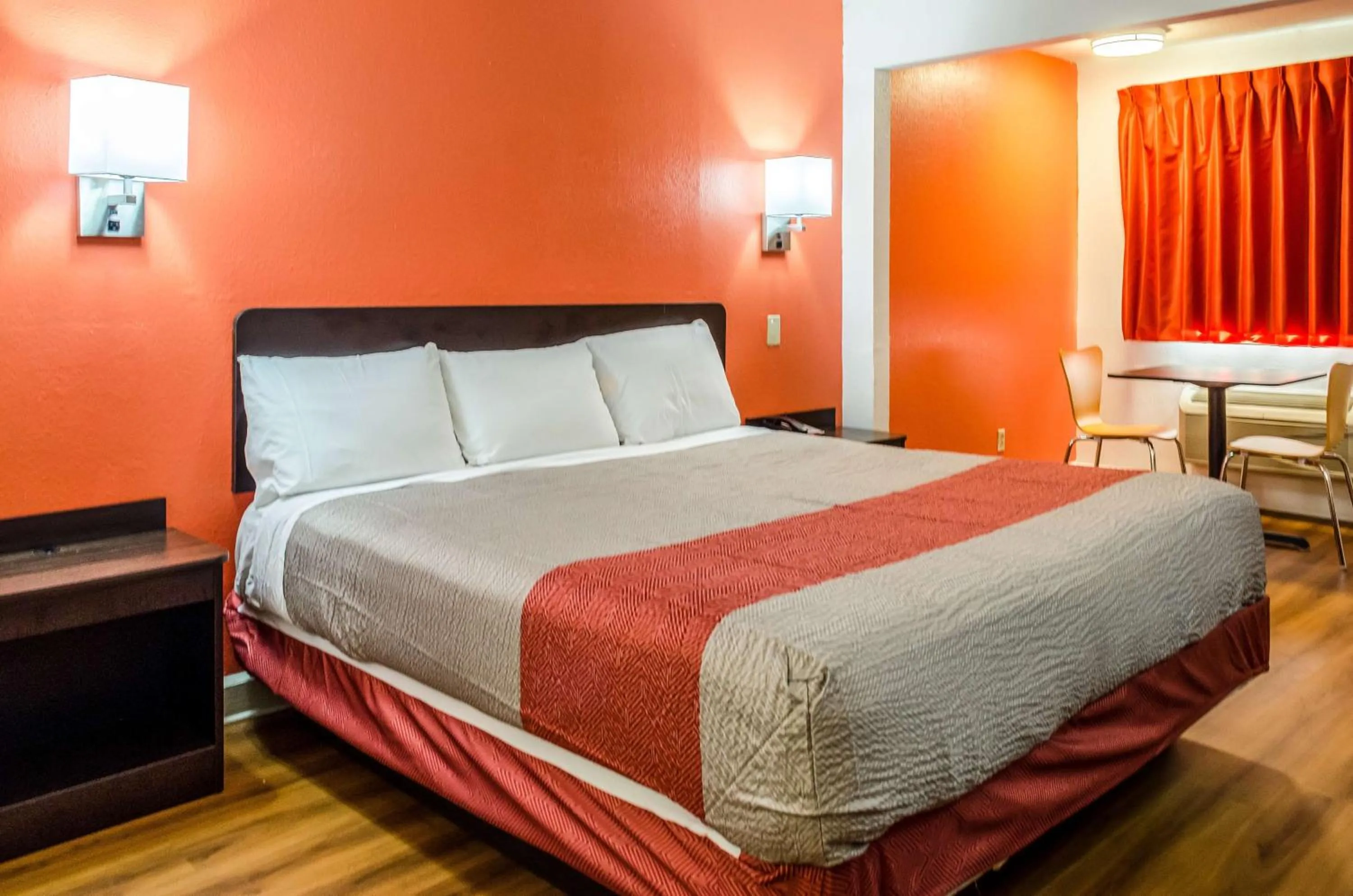 King Room with Roll-in Shower - Disability Access - Non-Smoking in Motel 6-Saraland, AL