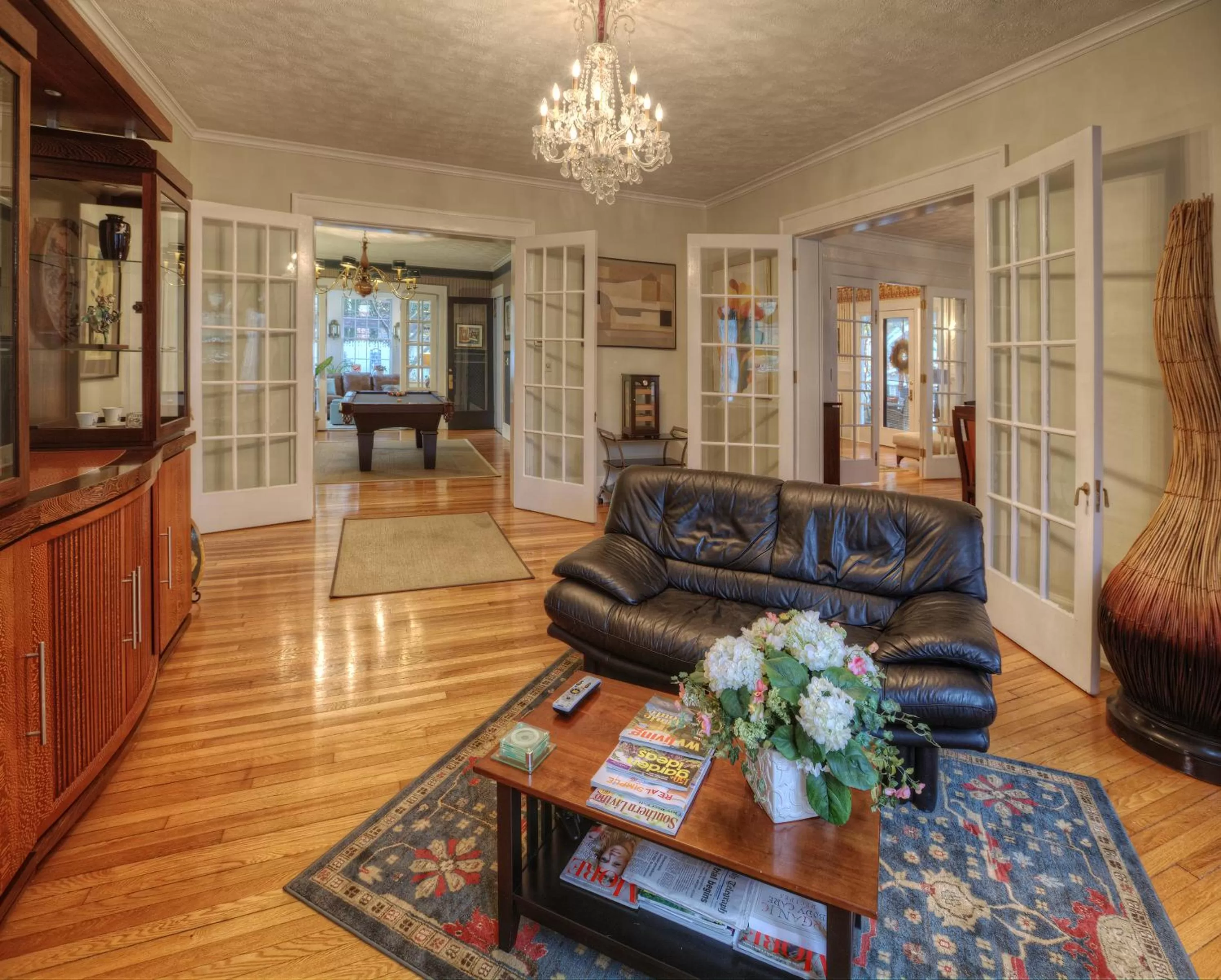 Communal lounge/ TV room in Bluefield Inn, a Select Registry Propery