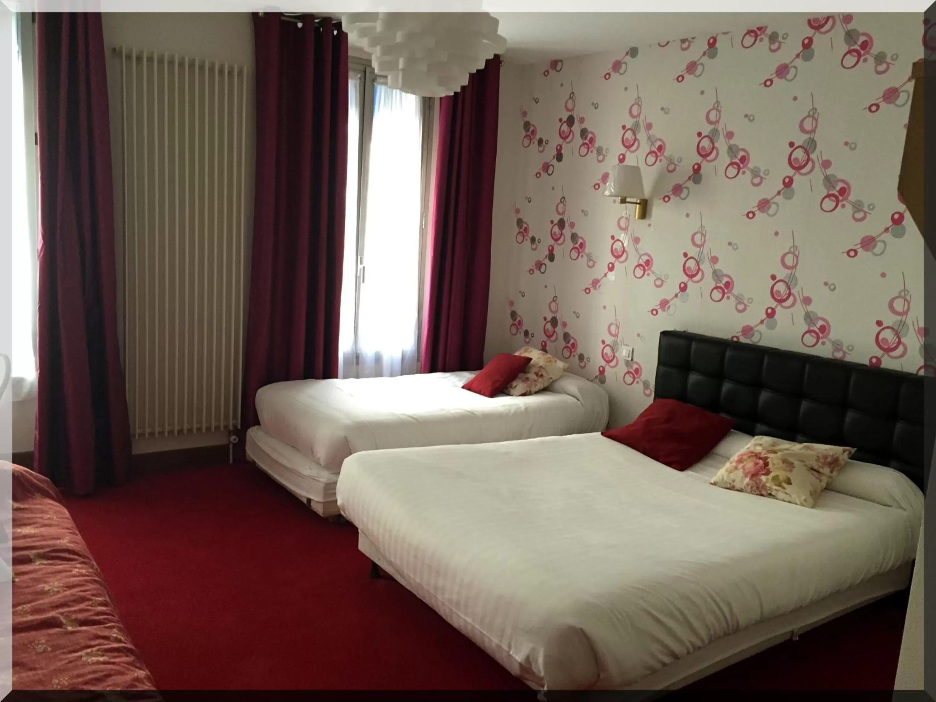 Bed in Hotel Le Clos d'Alésia