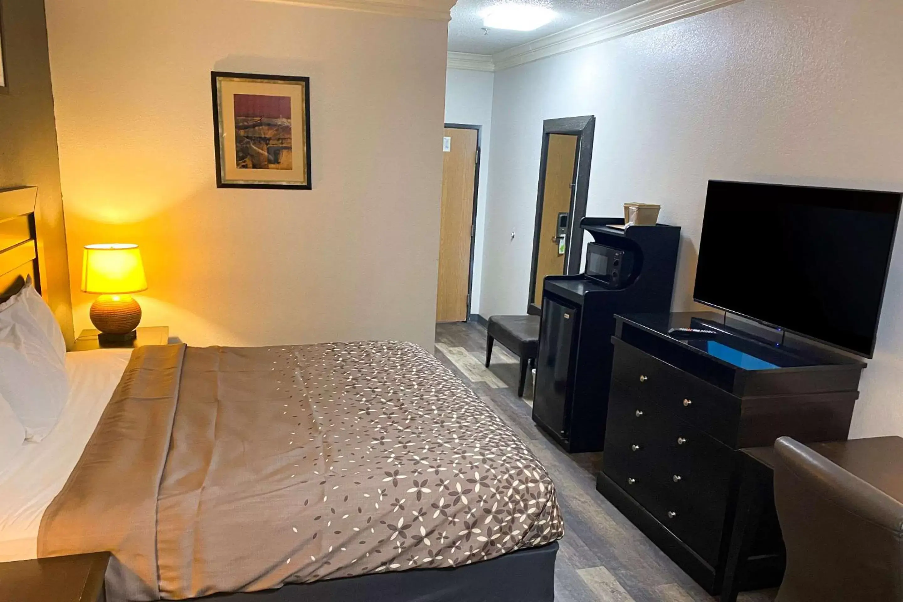 King Room with Sofa Bed - Non-Smoking in Rodeway Inn King Room with Sofa Bed - Non-Smoking in Rodeway Inn