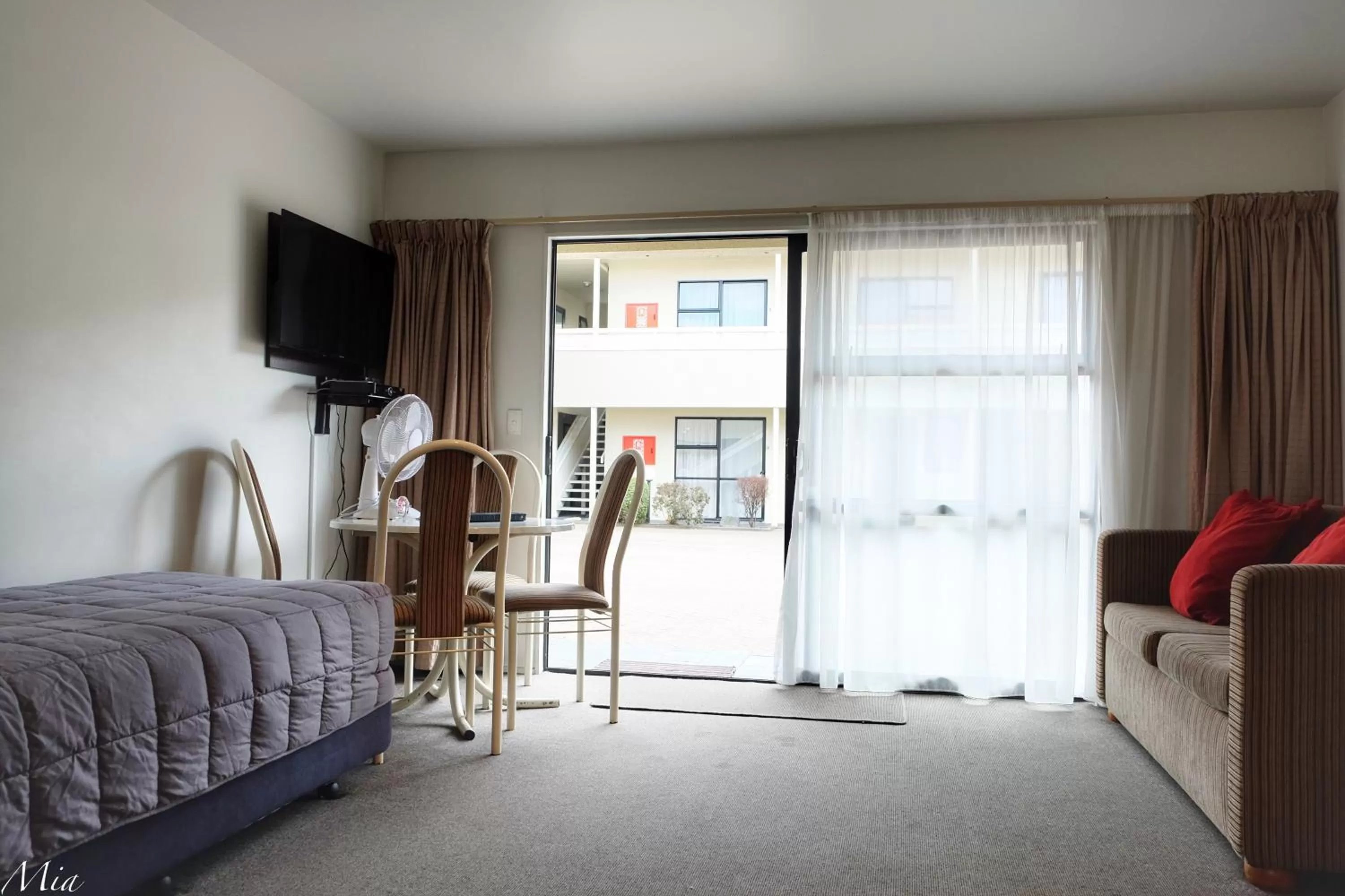 Communal lounge/ TV room, Bed in Marksman Motor Inn