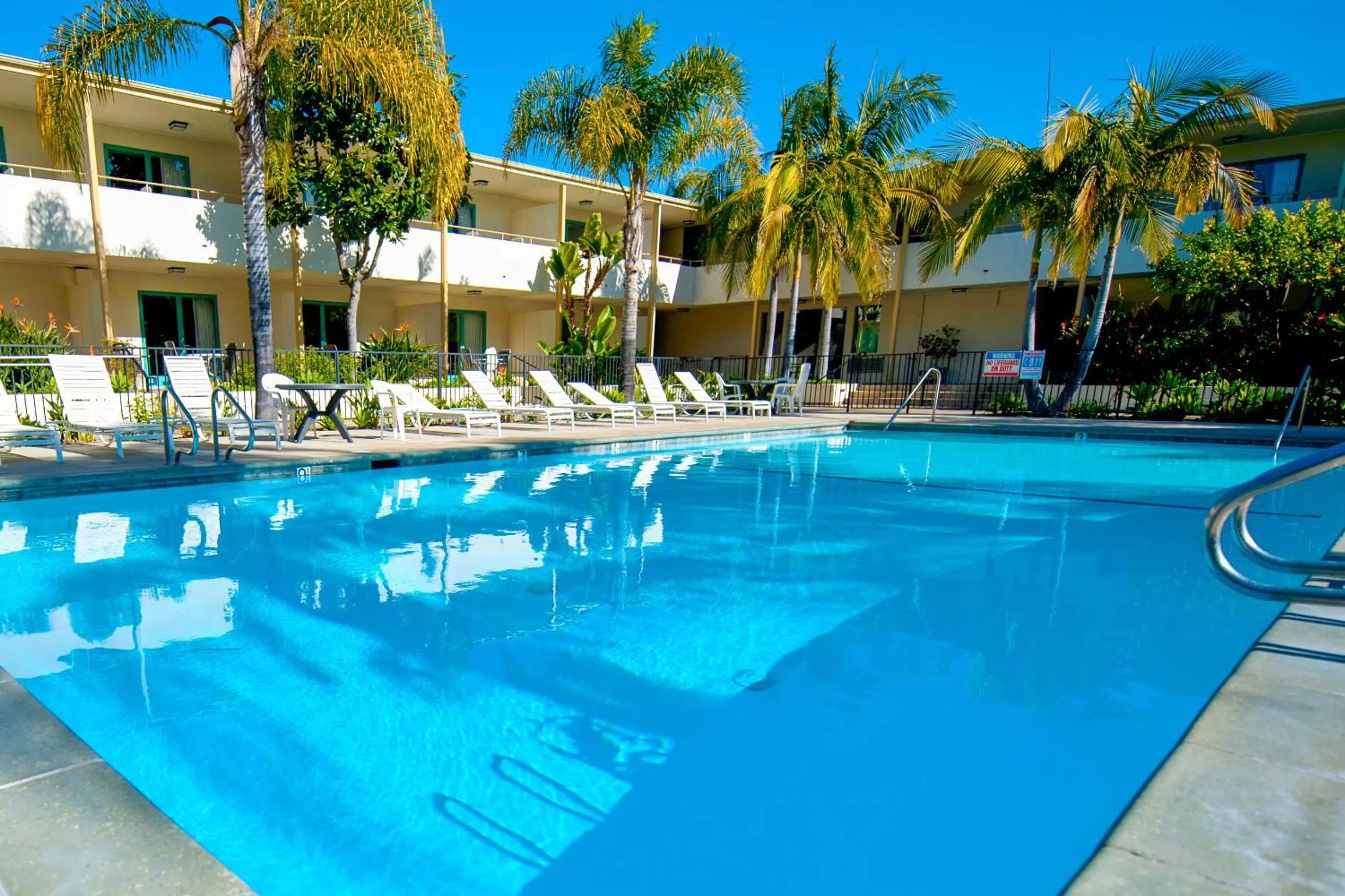 Swimming pool in Lemon Tree Inn