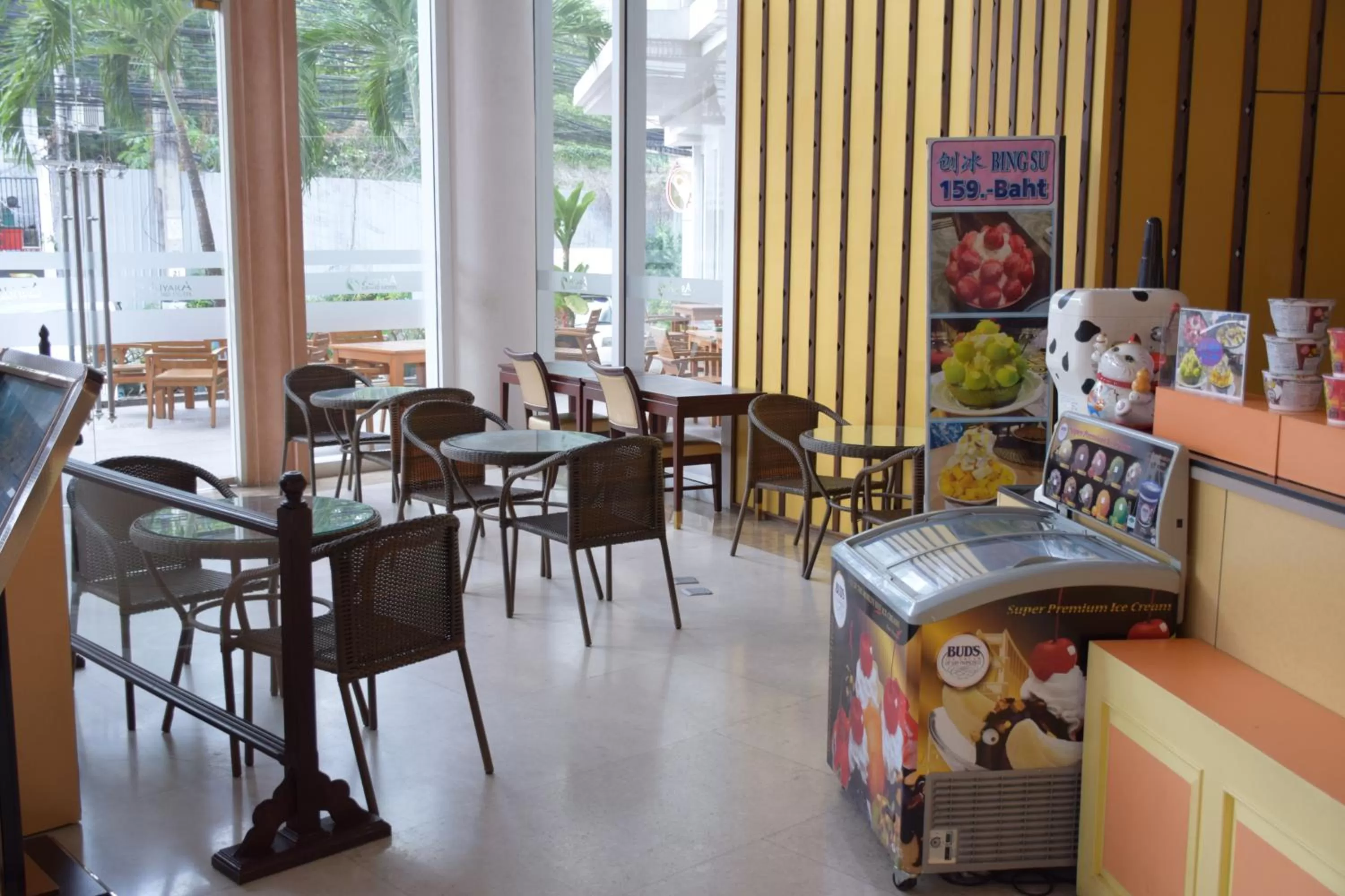 Lounge or bar in Aiyara Grand Hotel