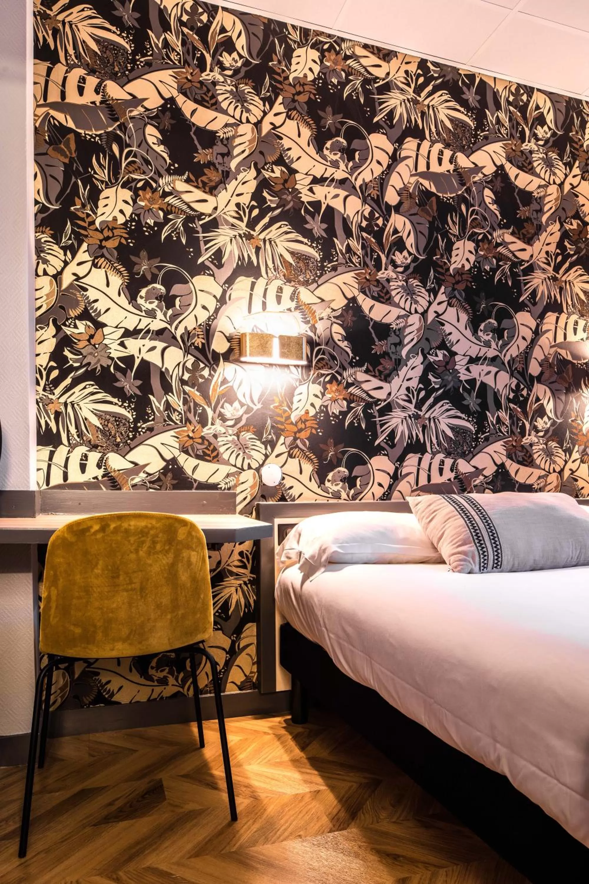 Bedroom, Bed in Hôtel Lanjuinais