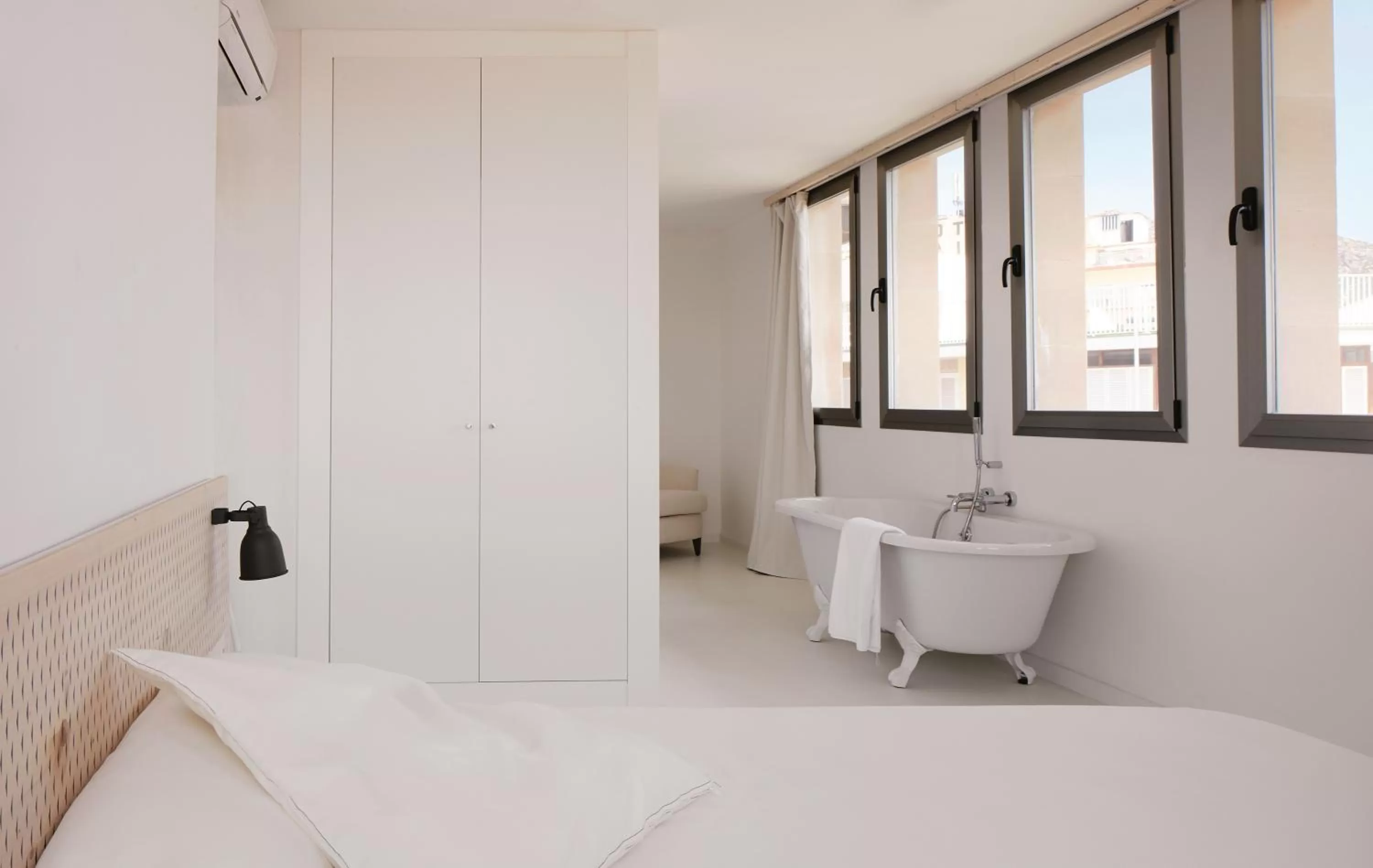 Bathroom, Bed in Hotel Eolo