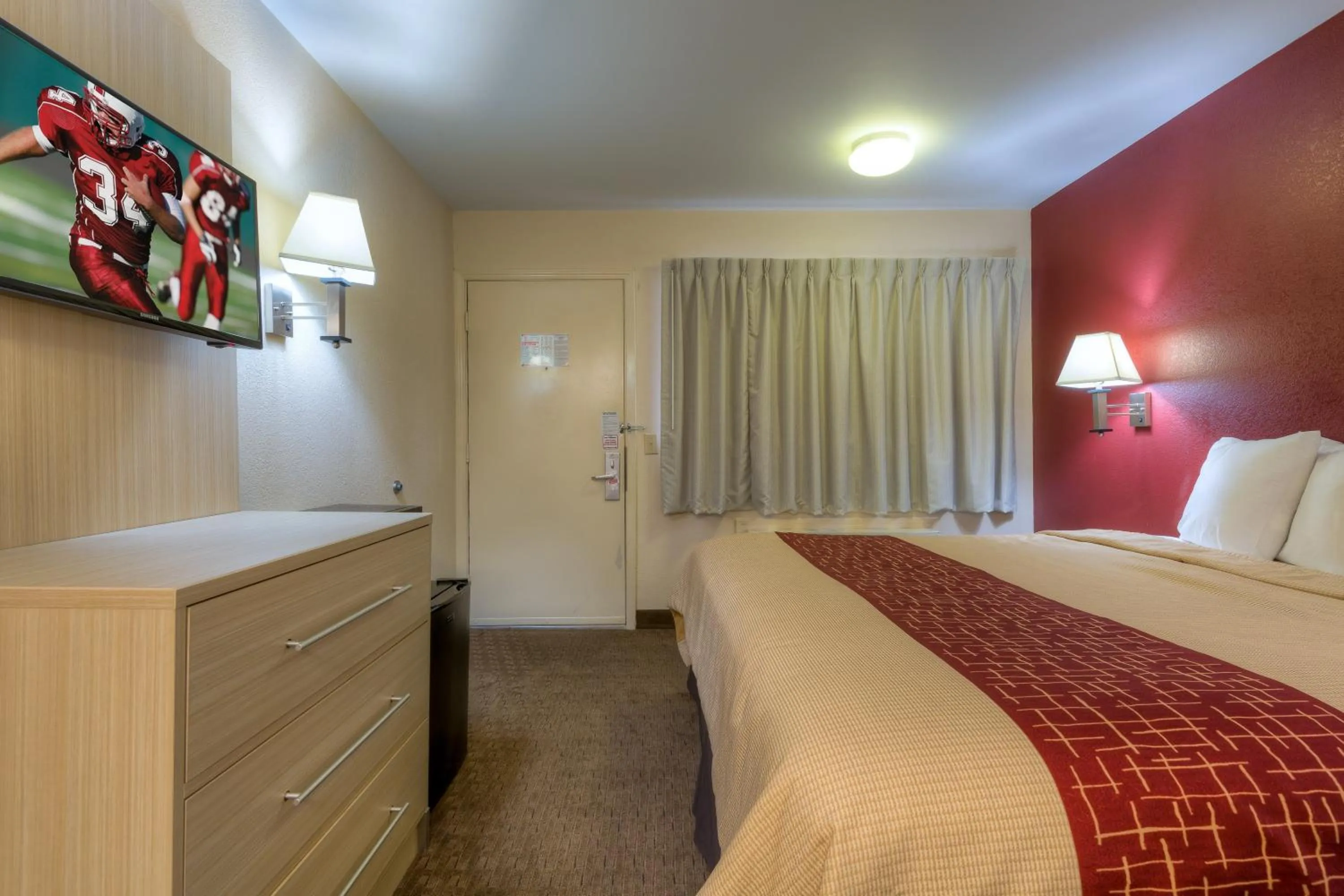 Photo of the whole room, Bed in Red Roof Inn Memphis East