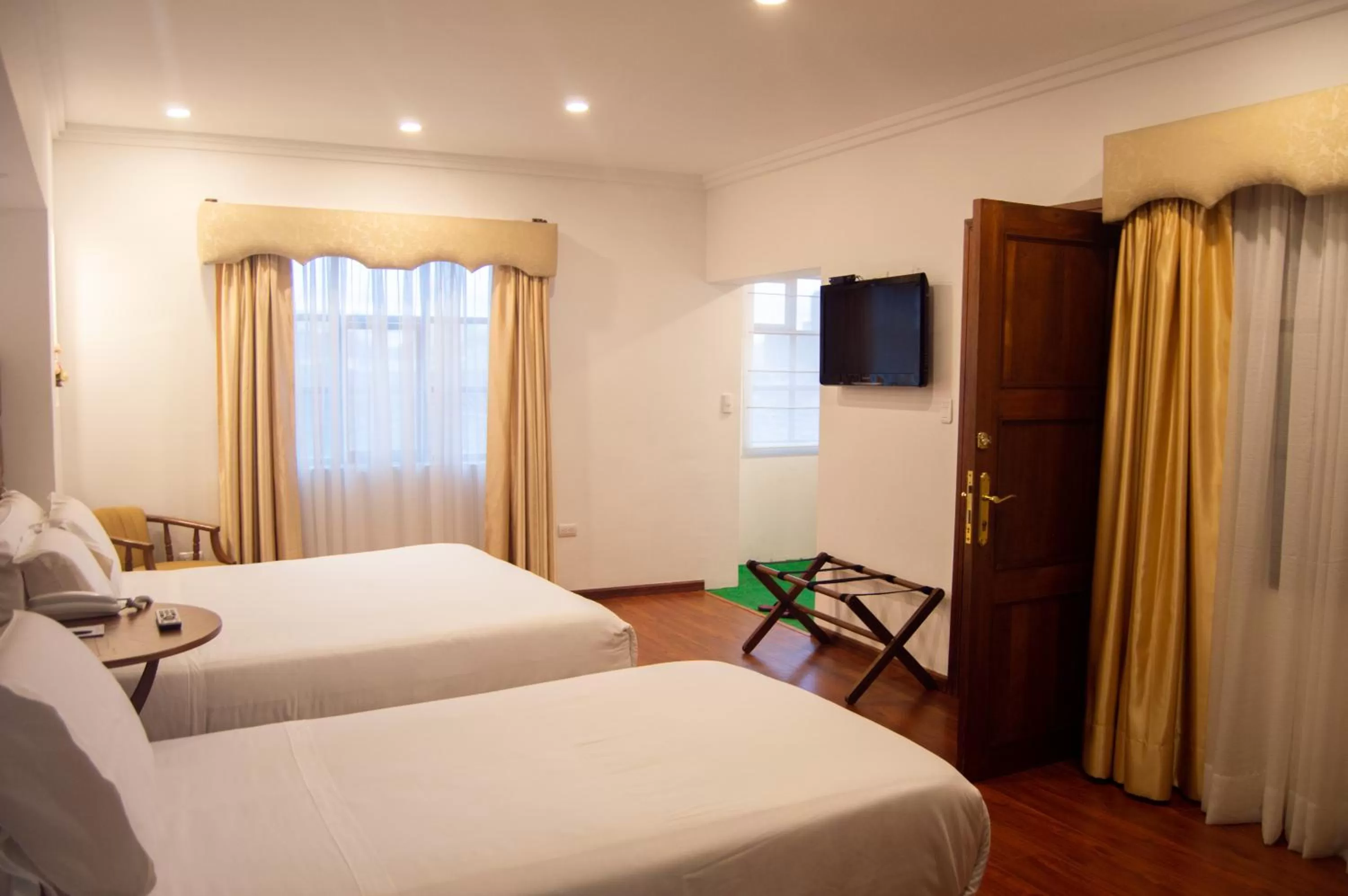 Restaurant/places to eat, Bed in Hotel Carvallo