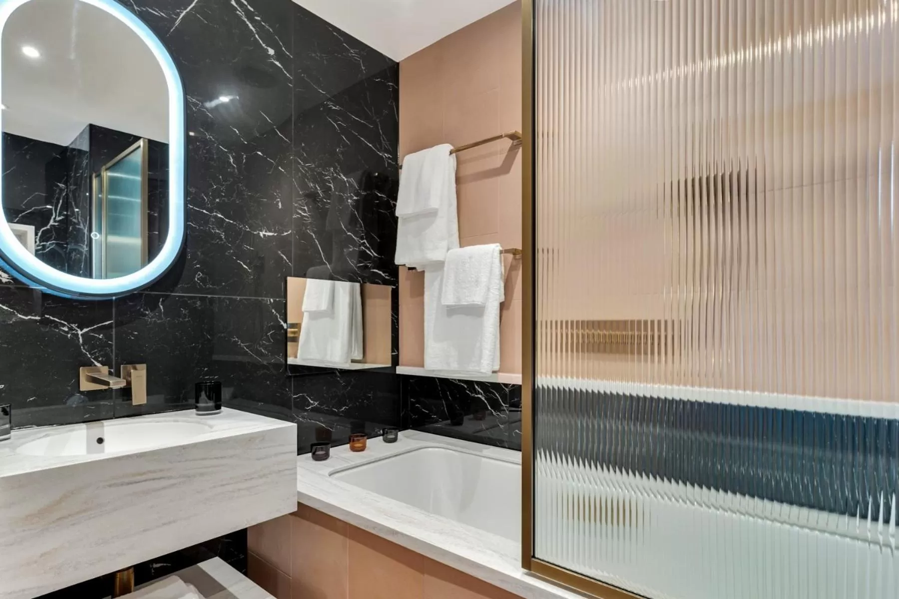 Bath in Roomzzz Edinburgh