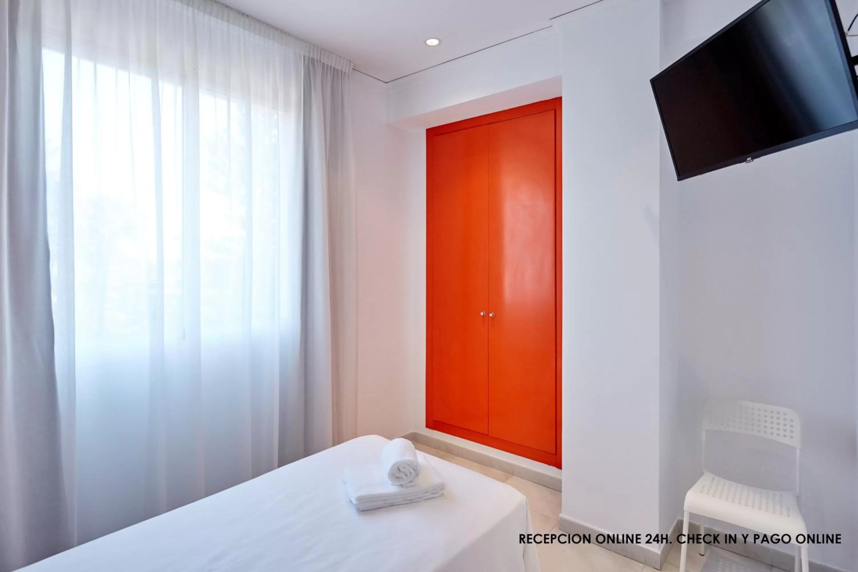 Communal lounge/ TV room, Bed in Hotel DL Port