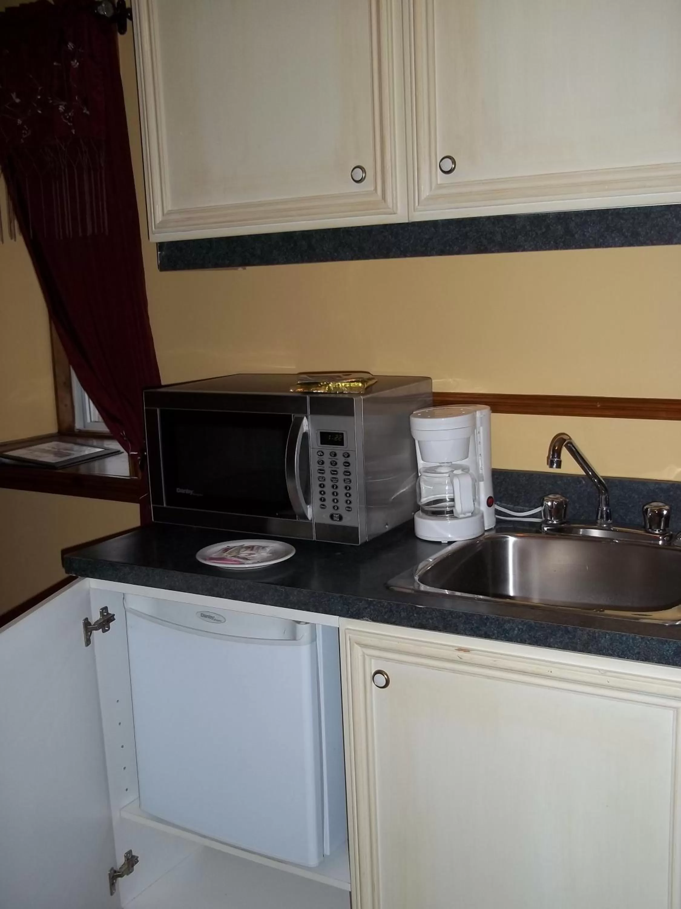 Kitchen or kitchenette in Auberge le St-Gab