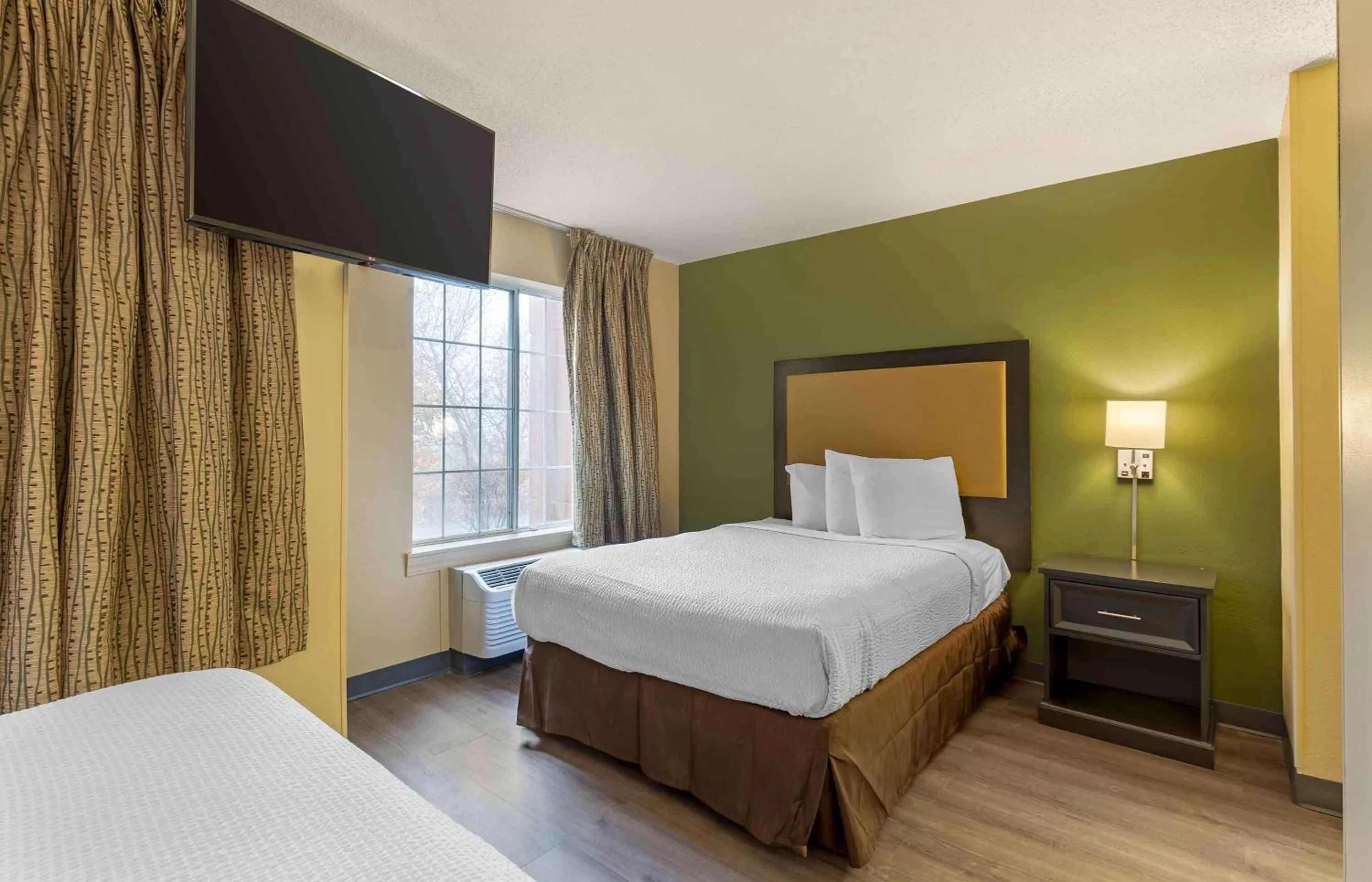 Bedroom, Bed in Extended Stay America Select Suites - St Louis - Airport - Central