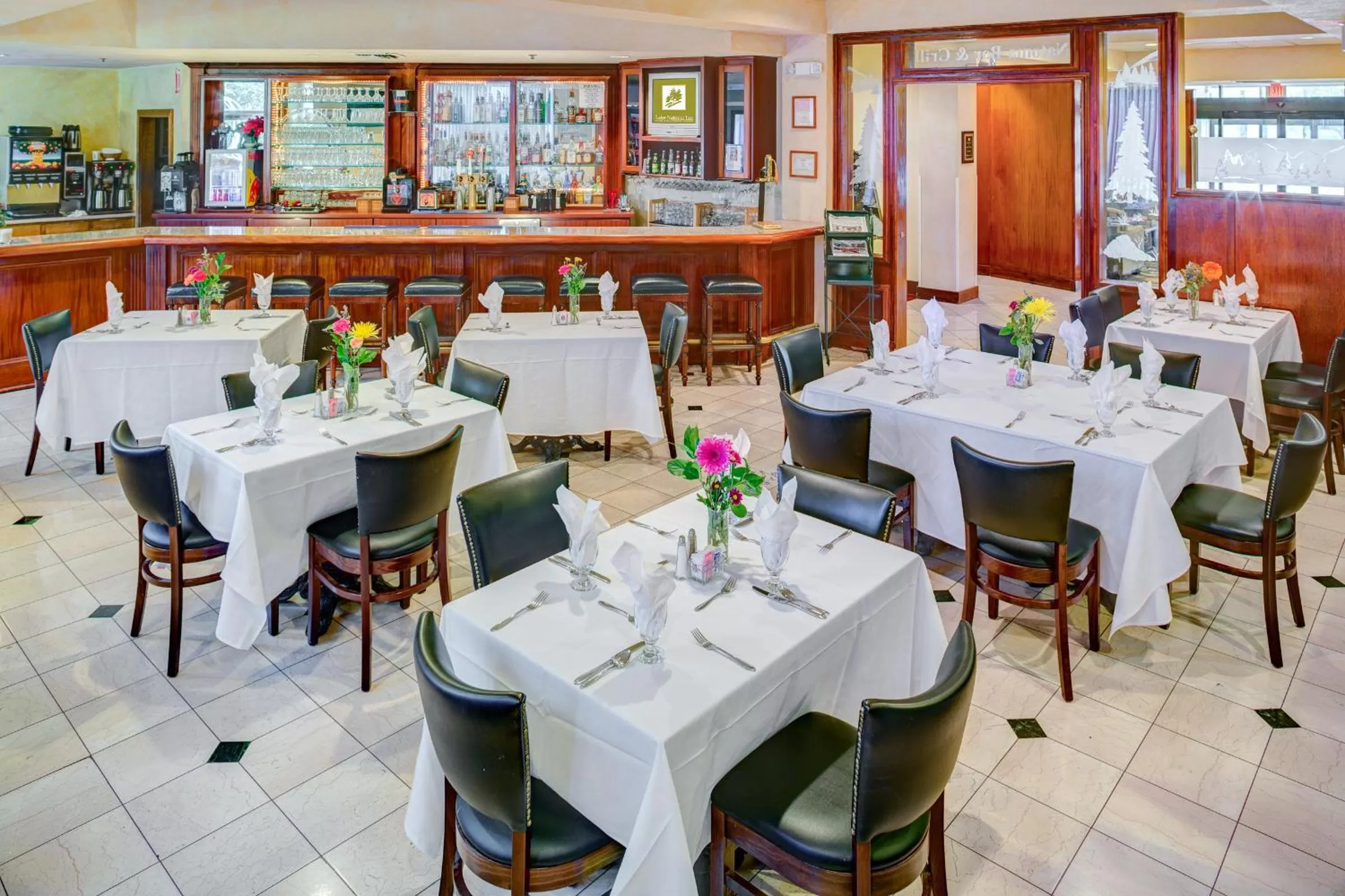 Alcoholic drinks in Lake Natoma Inn