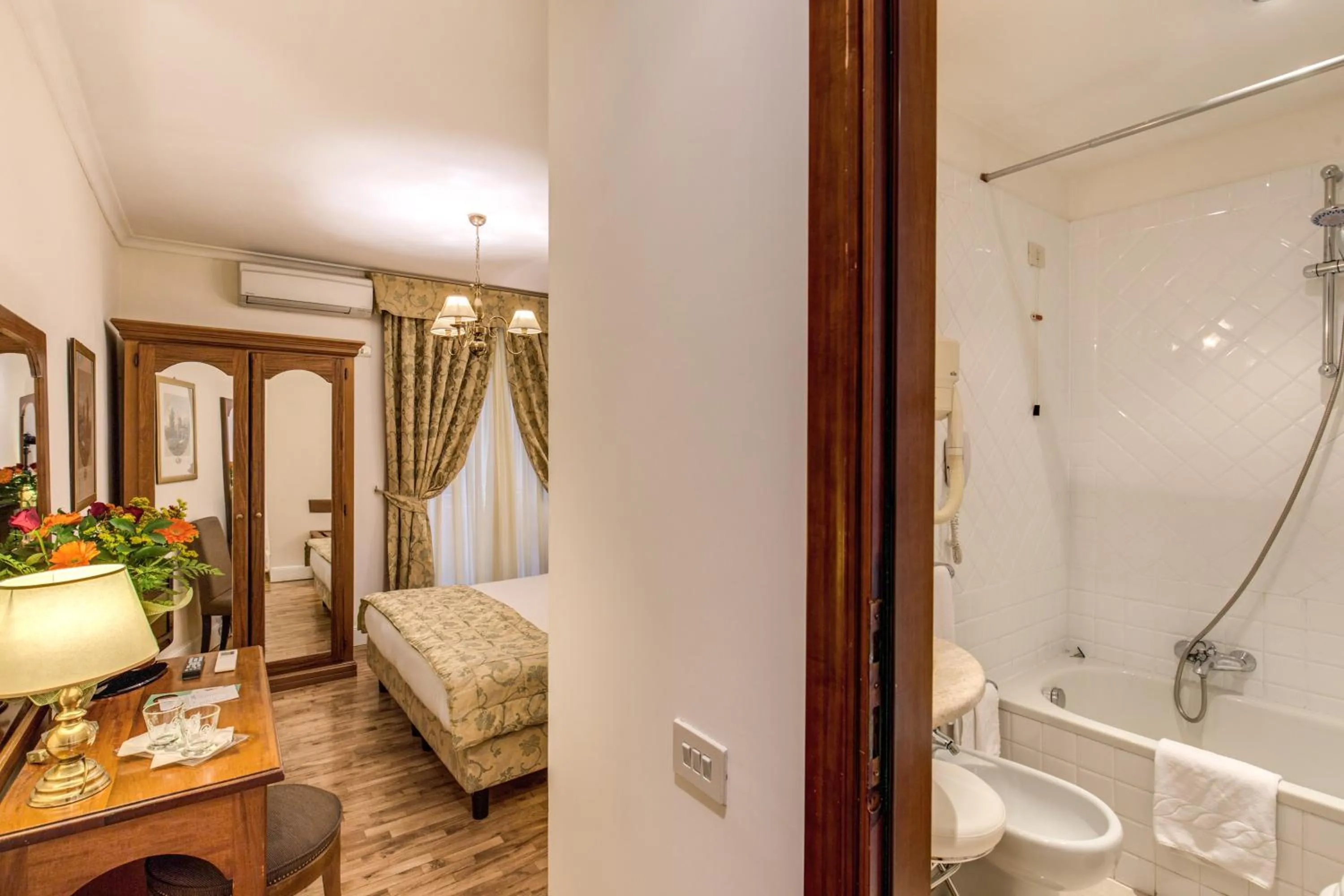 Shower, Bed in Hotel Cortina