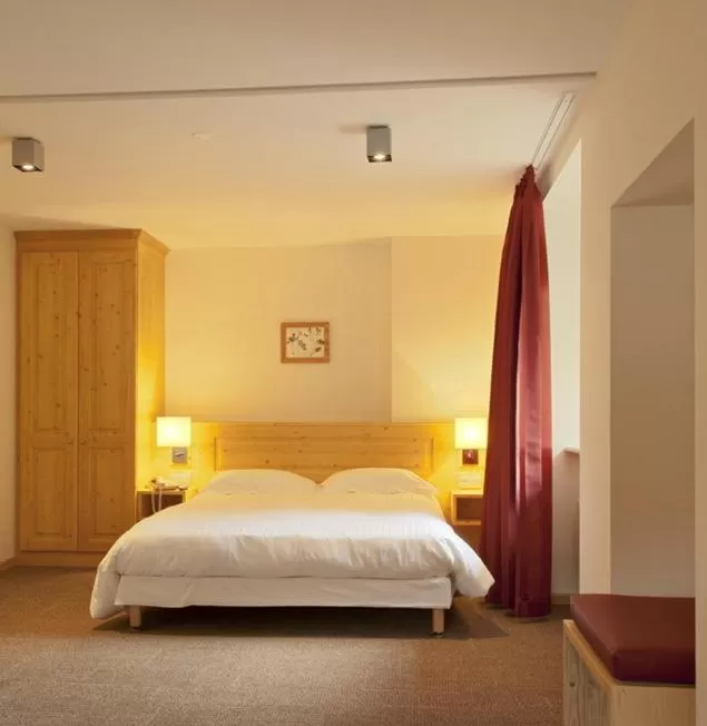 Photo of the whole room, Bed in L'AO Hôtel & Restaurant L'Aigle d'Or