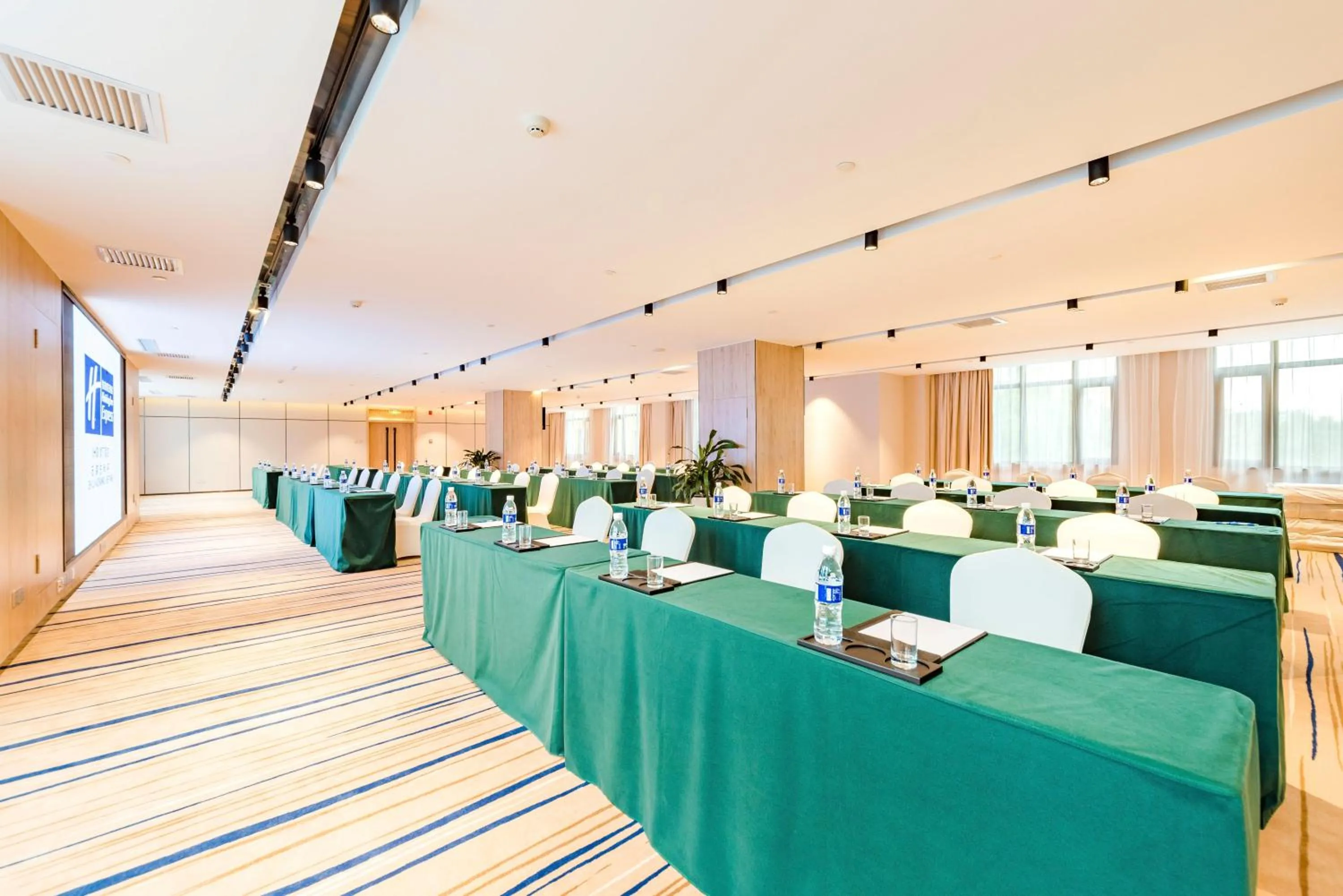 Meeting/conference room in Holiday Inn Express Shijiazhuang Heping by IHG