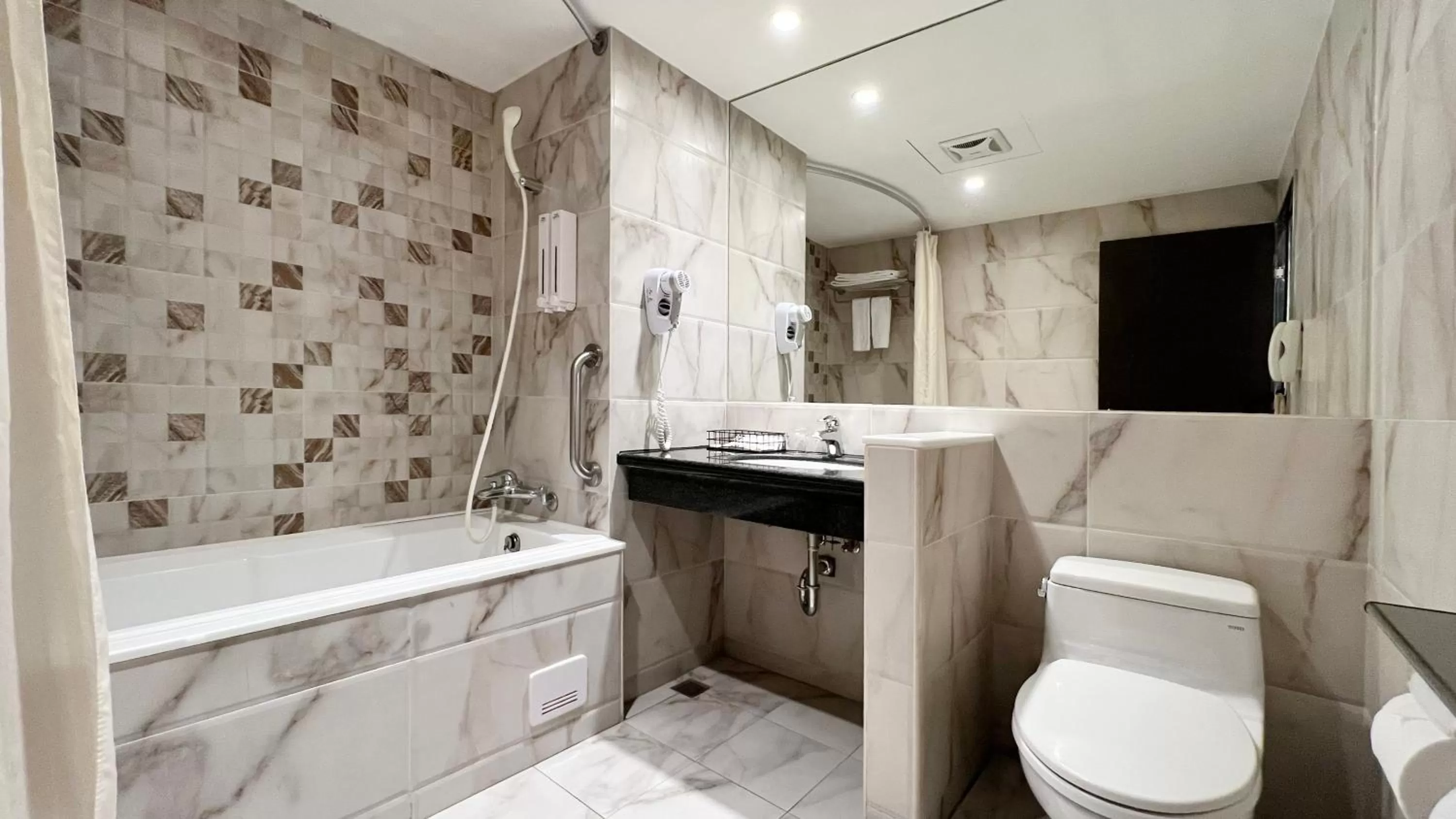 Shower in Guide Hotel Kaohsiung Liuhe