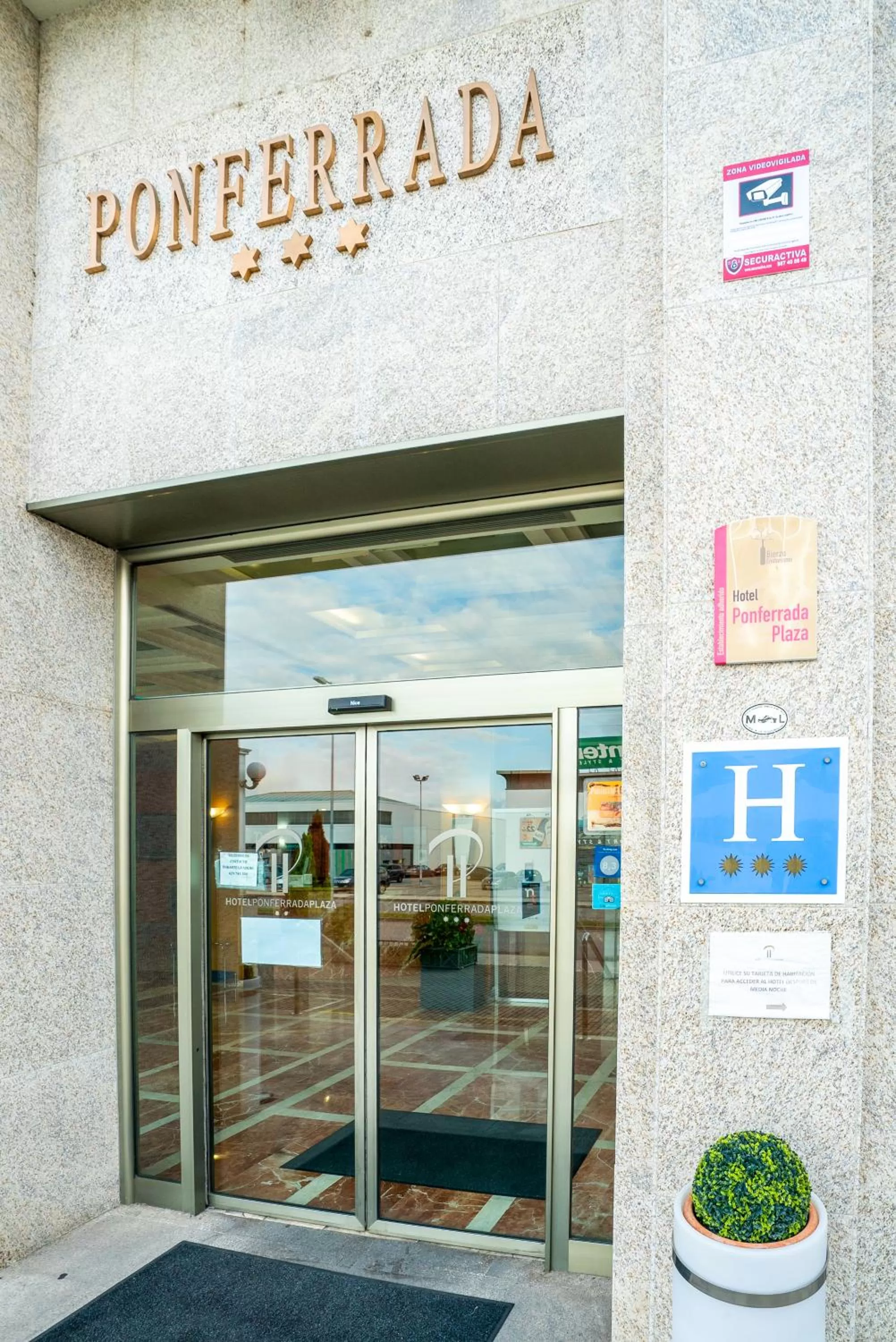 Property building in Ponferrada Plaza