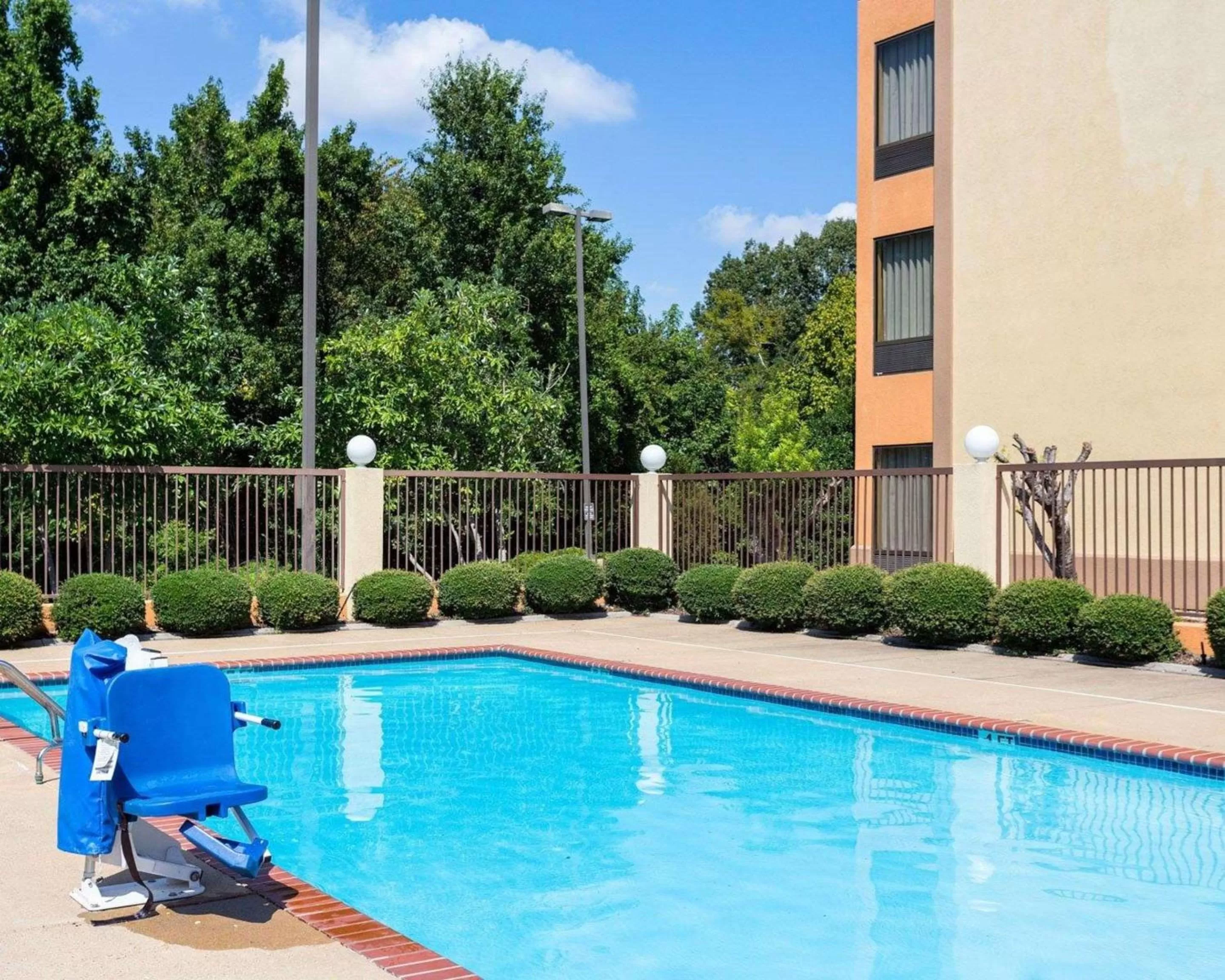 Swimming pool in Comfort Inn Horn Lake - Southhaven