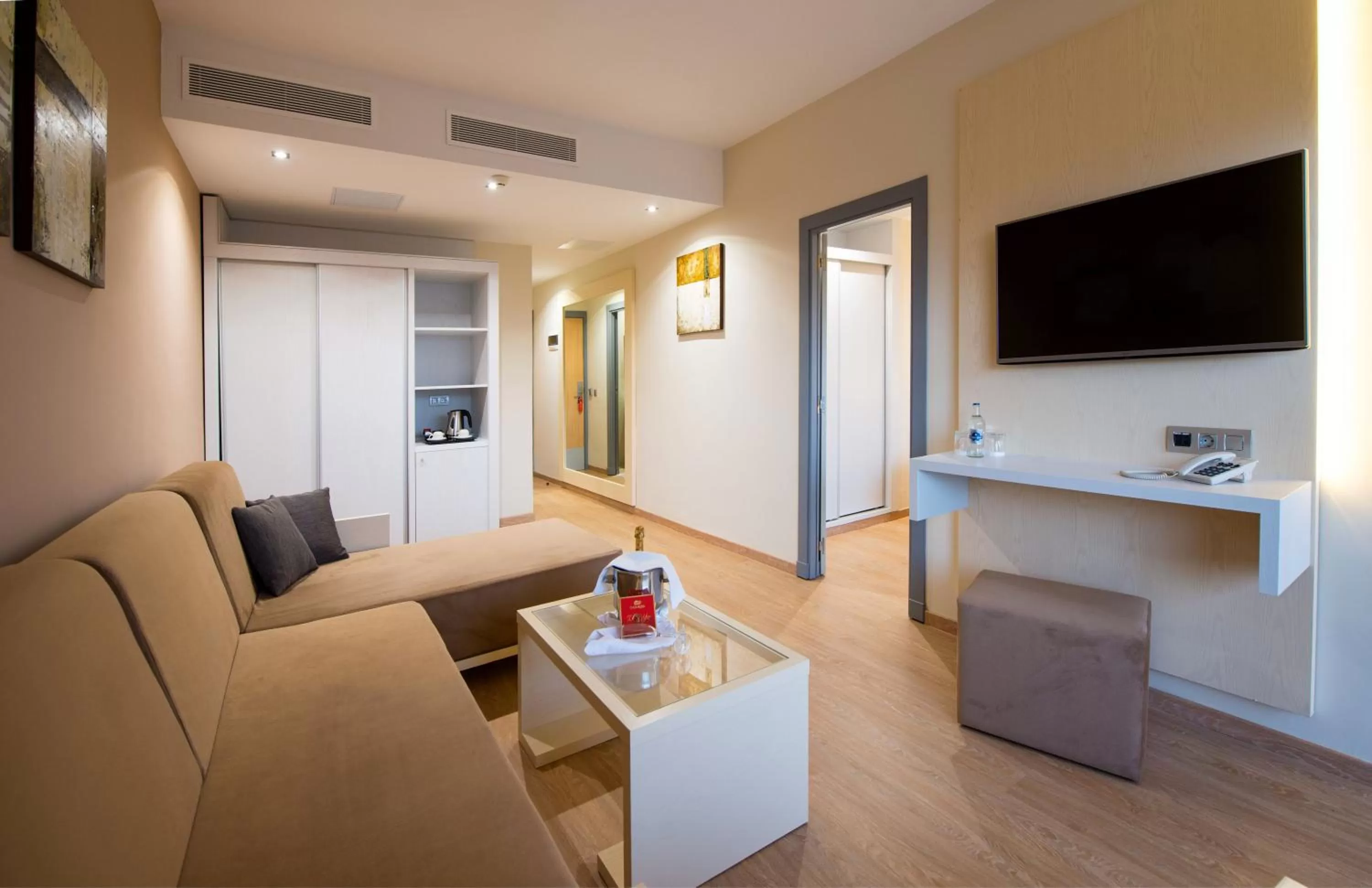 Kitchen or kitchenette in HL Suitehotel Playa del Inglés - Adults Only