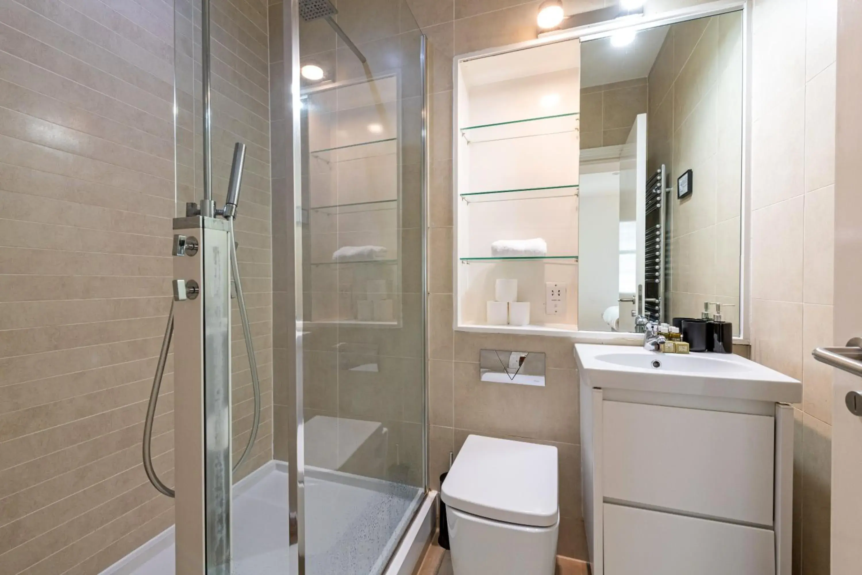 Three-Bedroom Apartment - Evelyn Yard - in Stayo Oxford Street Three-Bedroom Apartment - Evelyn Yard - in Stayo Oxford Street