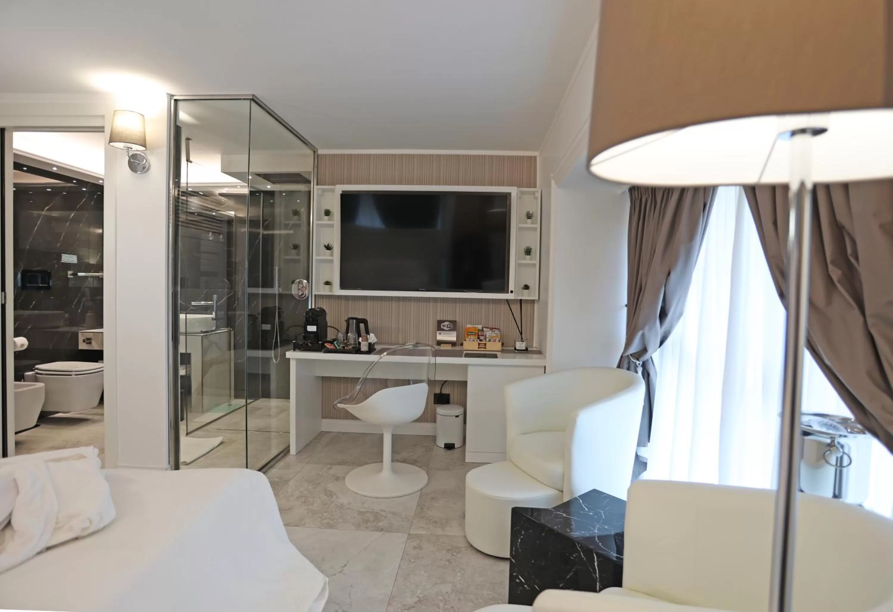 Shower, TV/Entertainment Center in Domus De Cinti