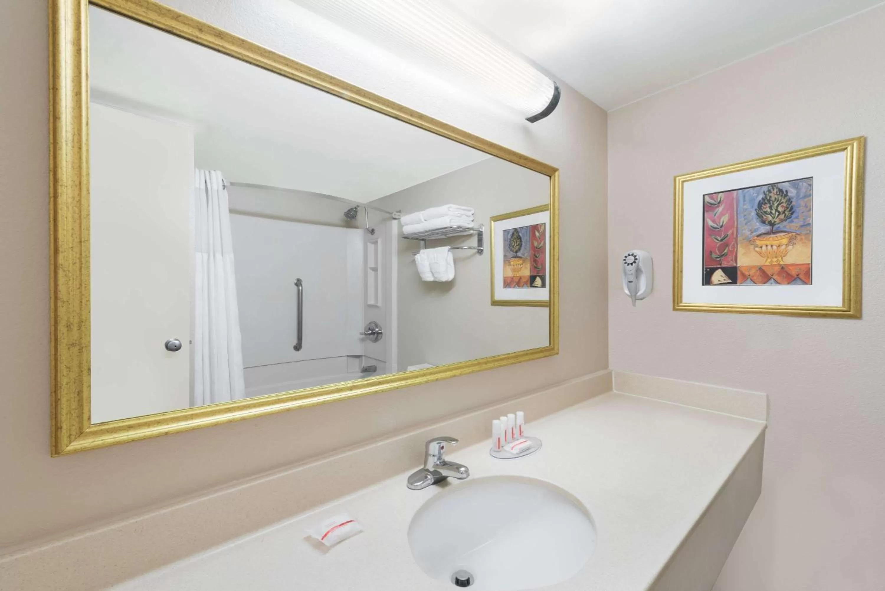 Photo of the whole room in Hotel AVA Laredo