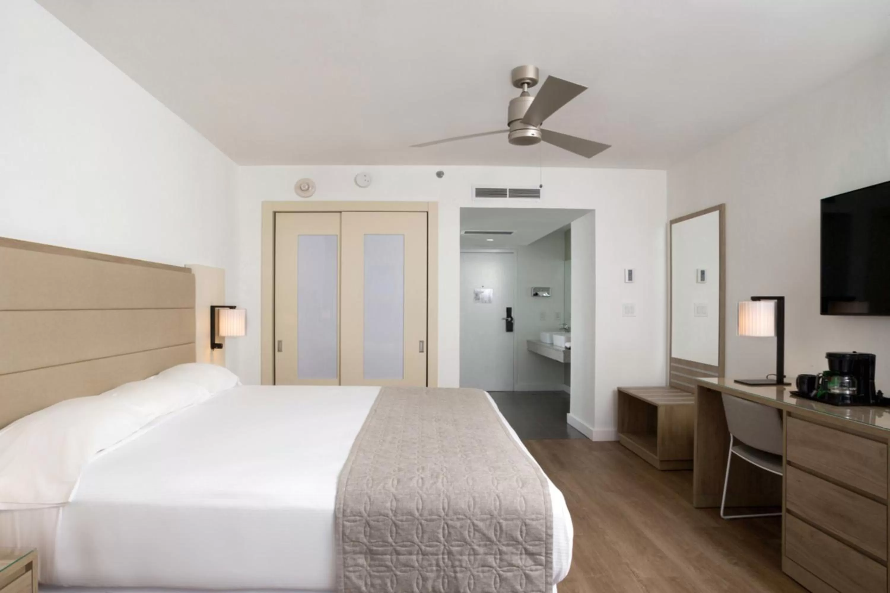 Photo of the whole room, Bed in Riu Plaza Miami Beach