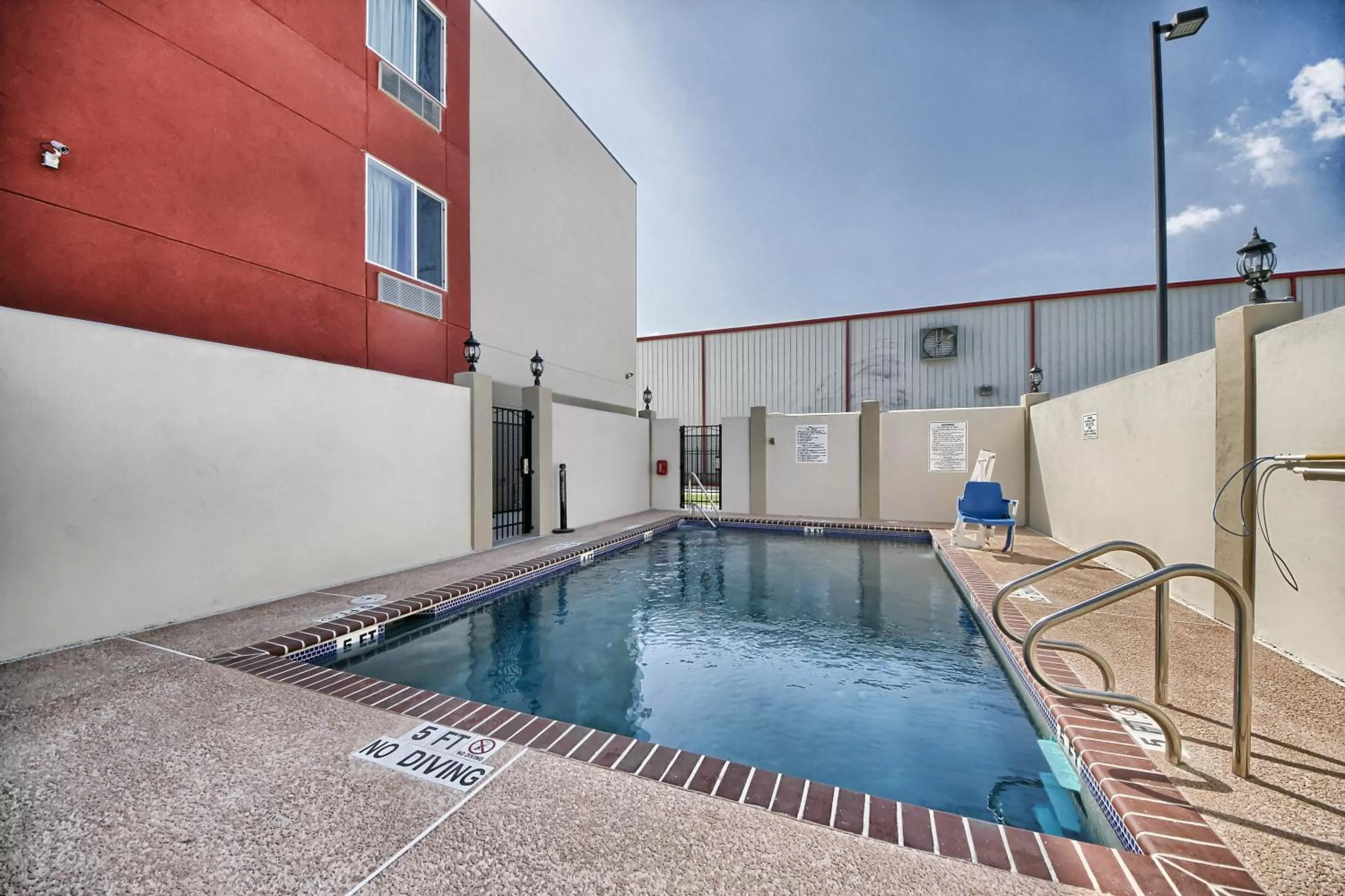 Swimming pool in Motel 6-Weslaco, TX