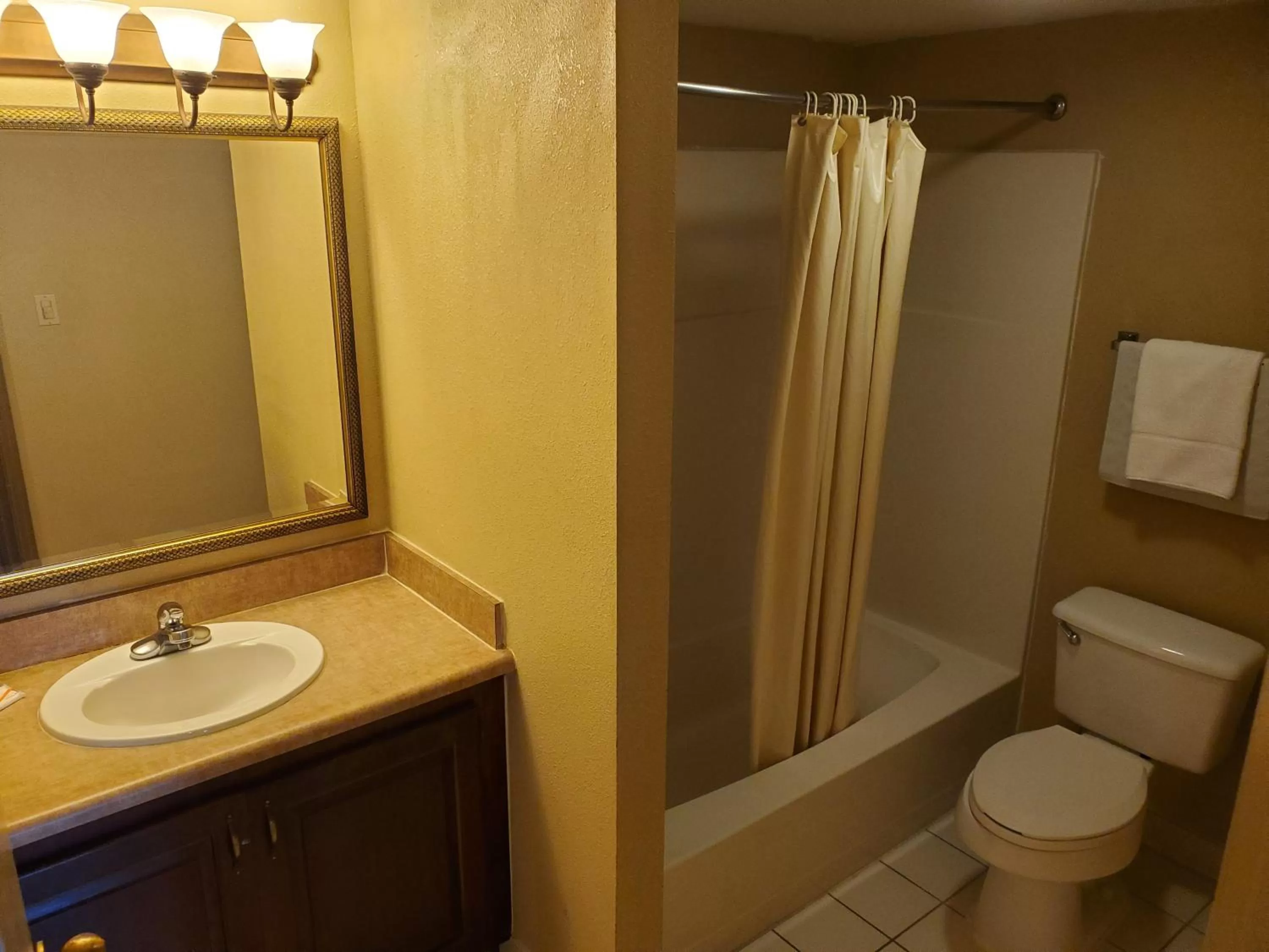Bathroom in Colonial House Motel