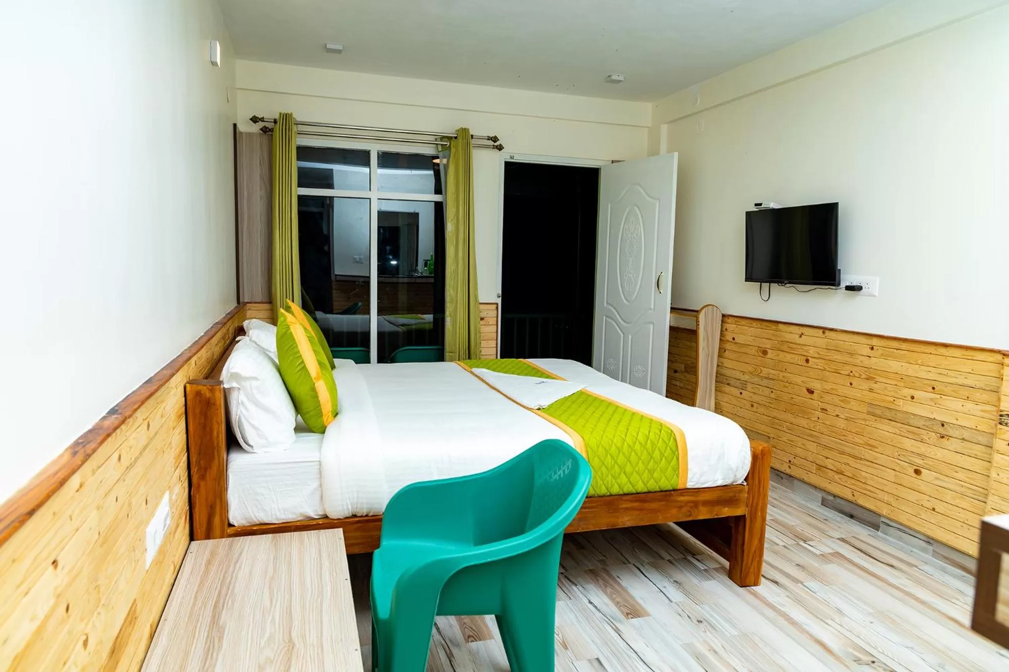 Communal lounge/ TV room, Bed in FabExpress RMK Nest - Nr Chettiar Park