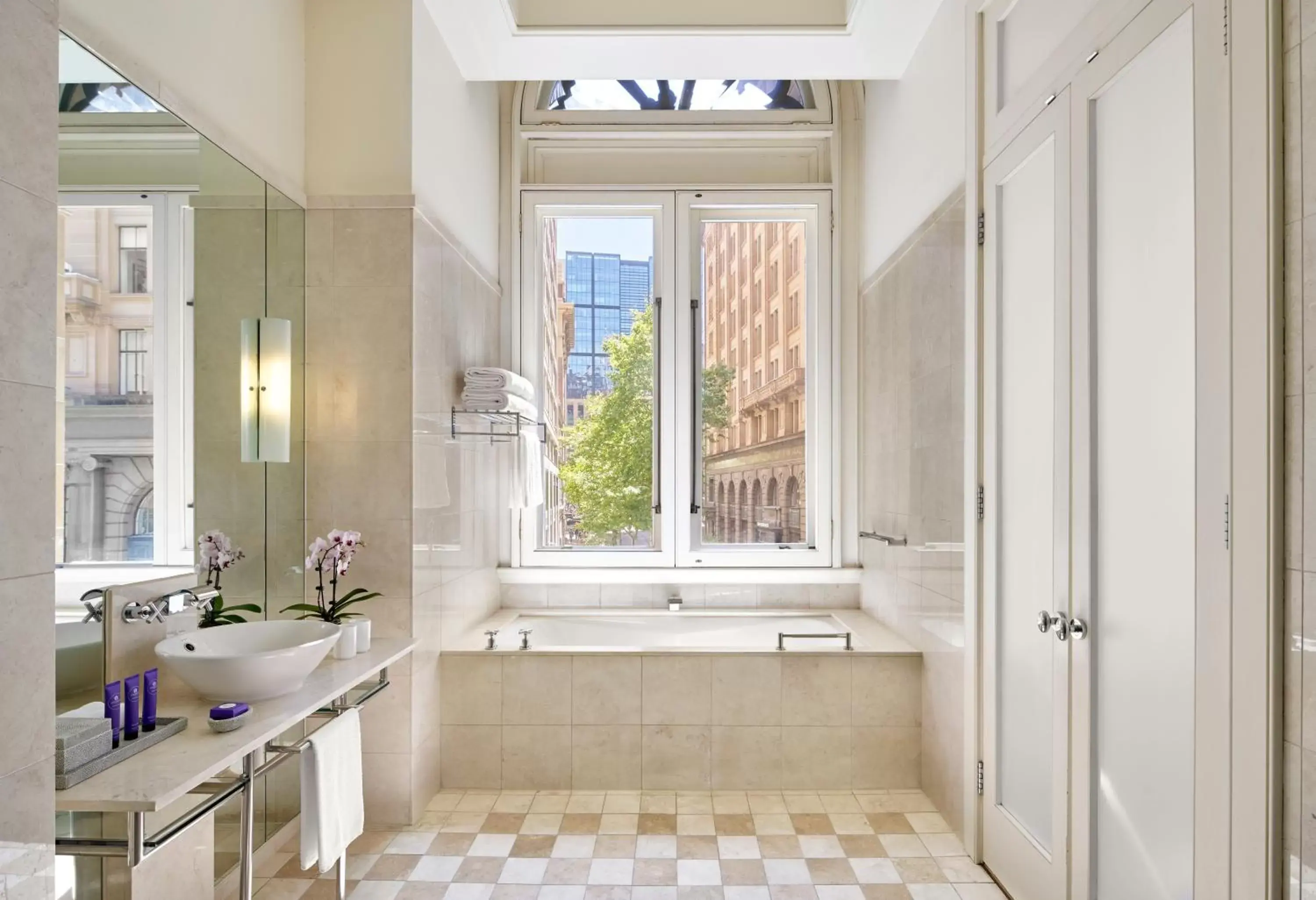 Heritage Deluxe Twin Room - Low Floor in The Fullerton Hotel Sydney Heritage Deluxe Twin Room - Low Floor in The Fullerton Hotel Sydney