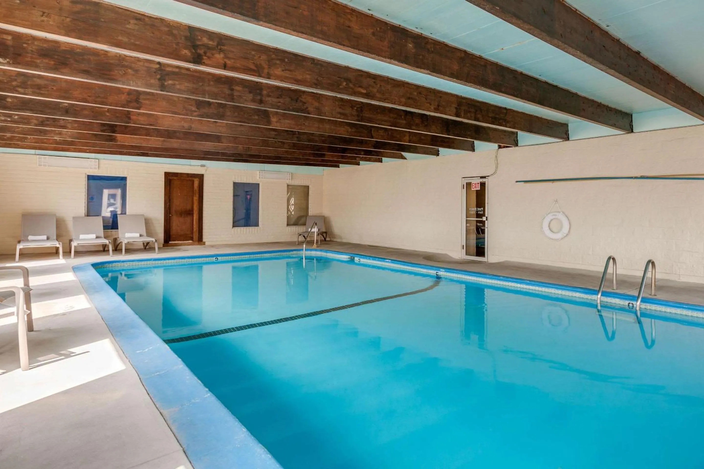 Swimming pool in Rodeway Inn & Suites Ontario