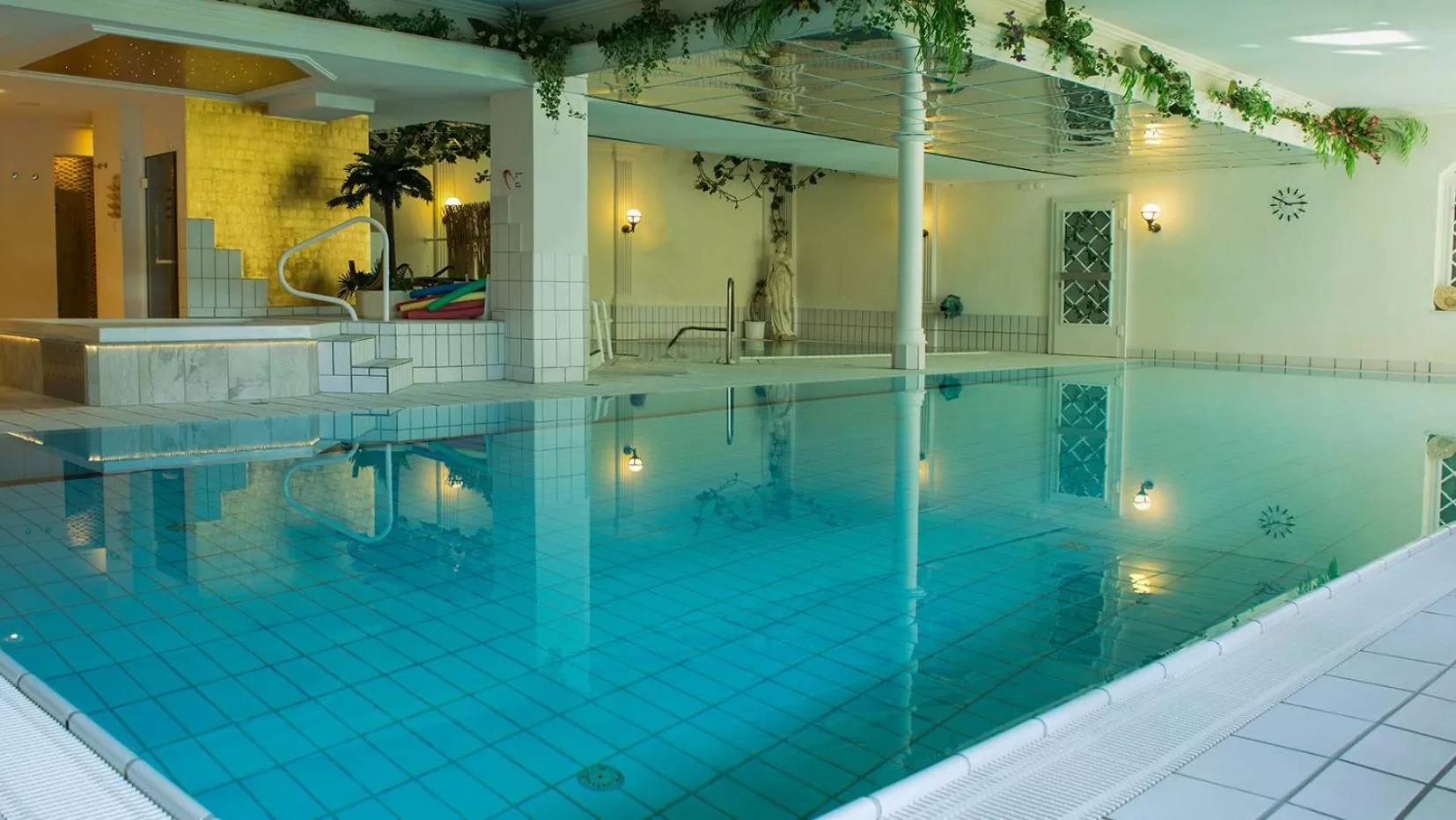 Swimming Pool in Ferienhotel Haus Becker