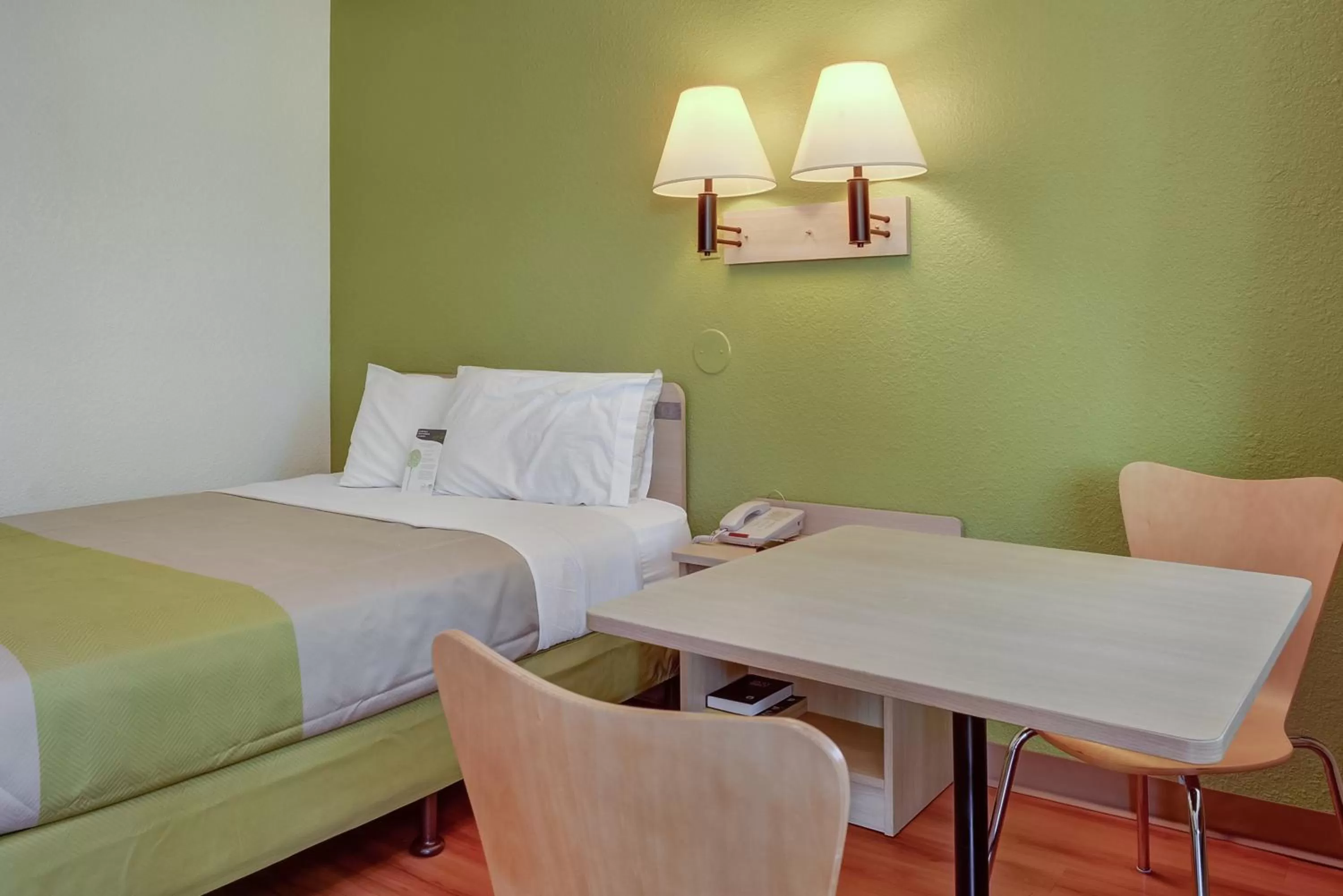 Bedroom, Bed in Motel 6-Eugene, OR - South Springfield