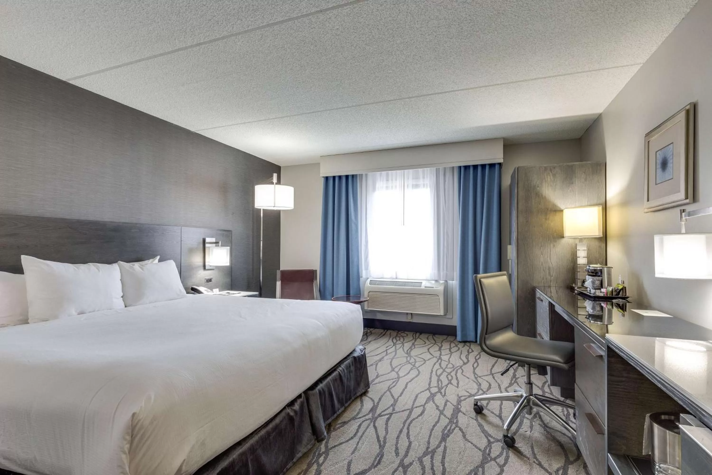 Bedroom, Bed in DoubleTree by Hilton Racine Harbourwalk