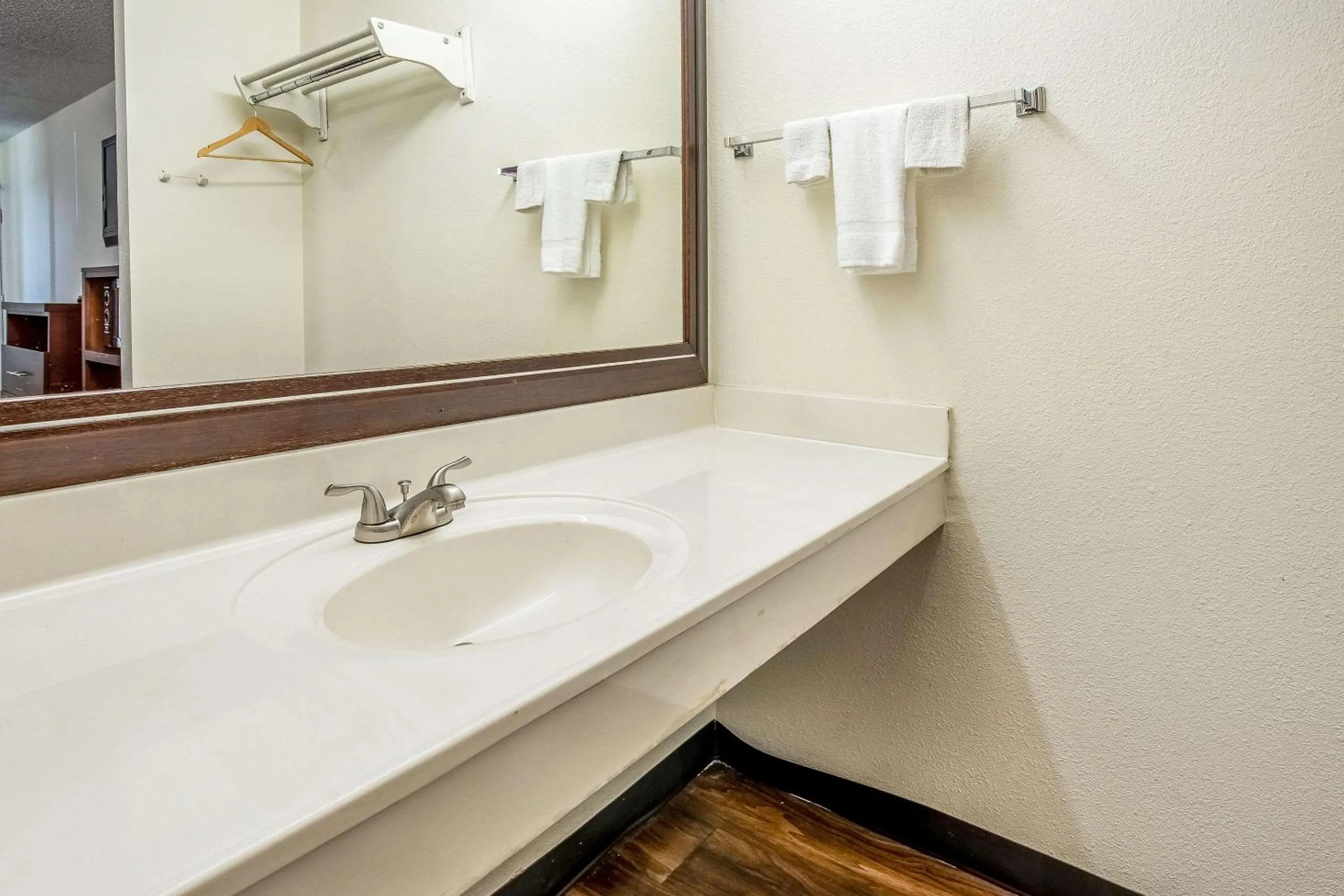 Bathroom in Econo Lodge Knoxville West - Turkey Creek