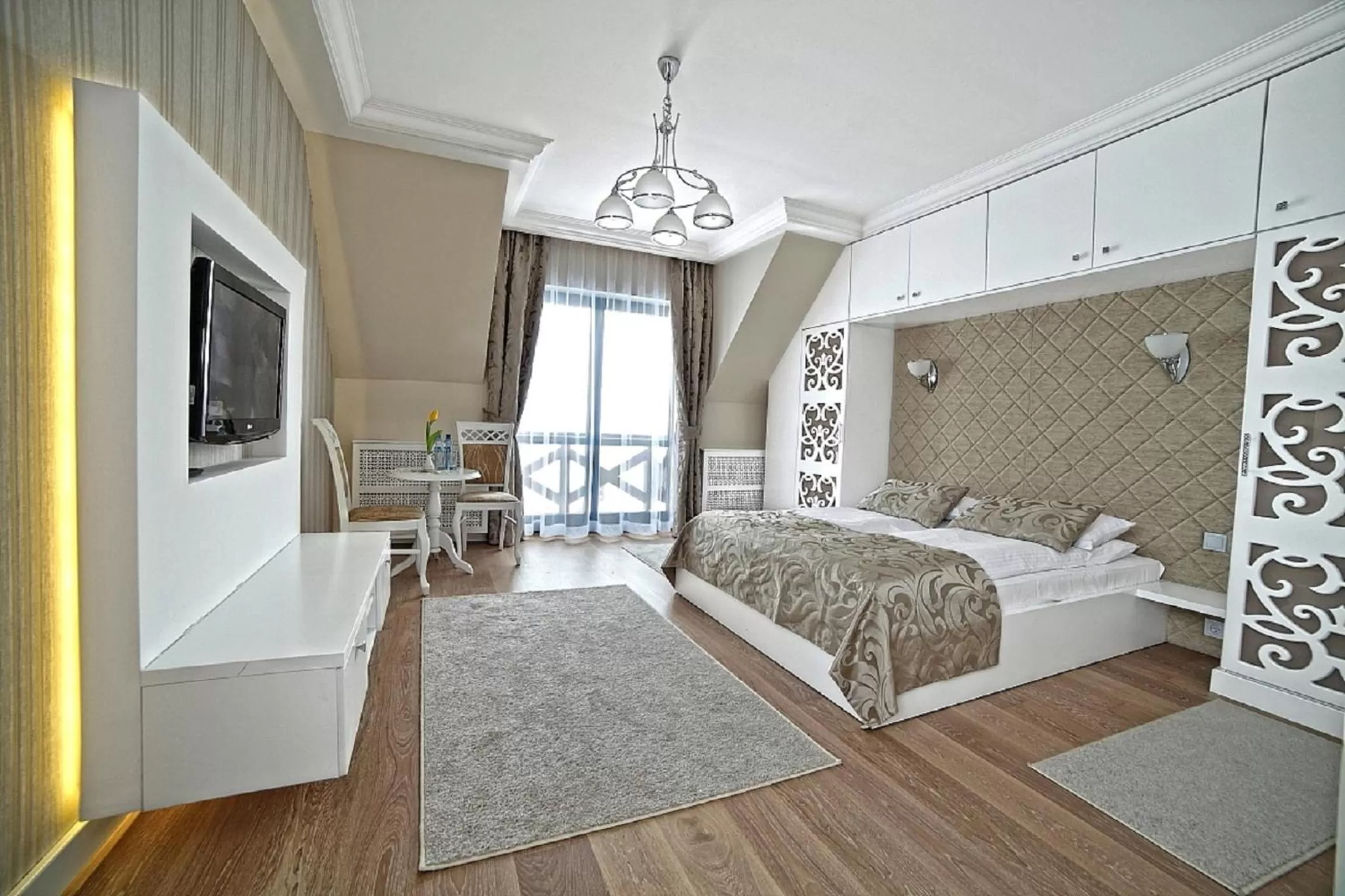 Day, Bed in Hotel Kompleks Beskid z basenem i stokiem narciarskim - blisko Babiej Góry